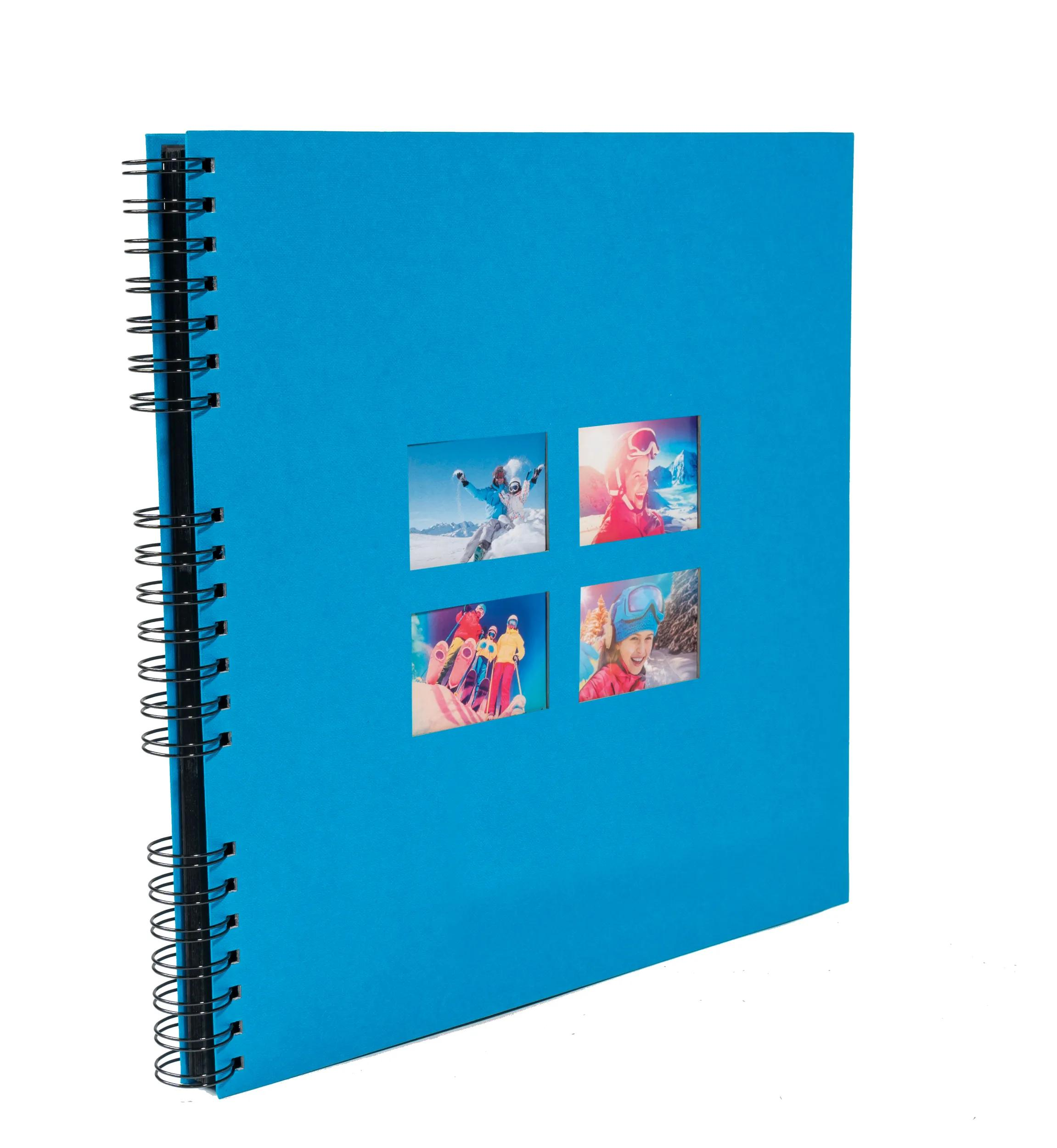 Carpeta de espiral azul con cuatro fotos insertadas de esquiadores.