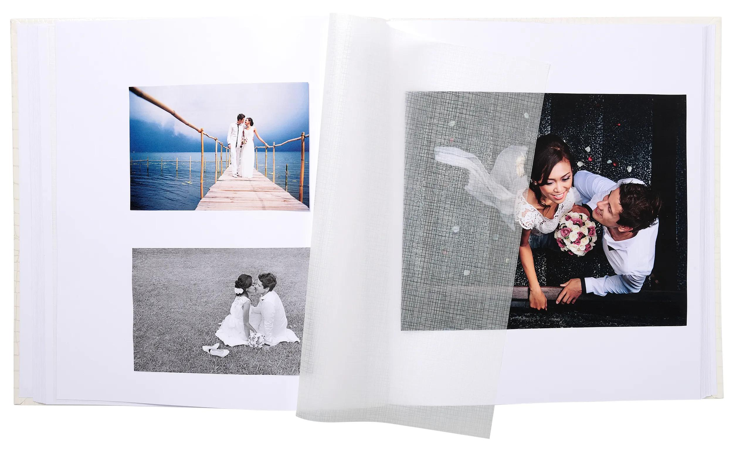 Un álbum de bodas con tres fotos: pareja en un muelle, pareja besándose, pareja mirándose.