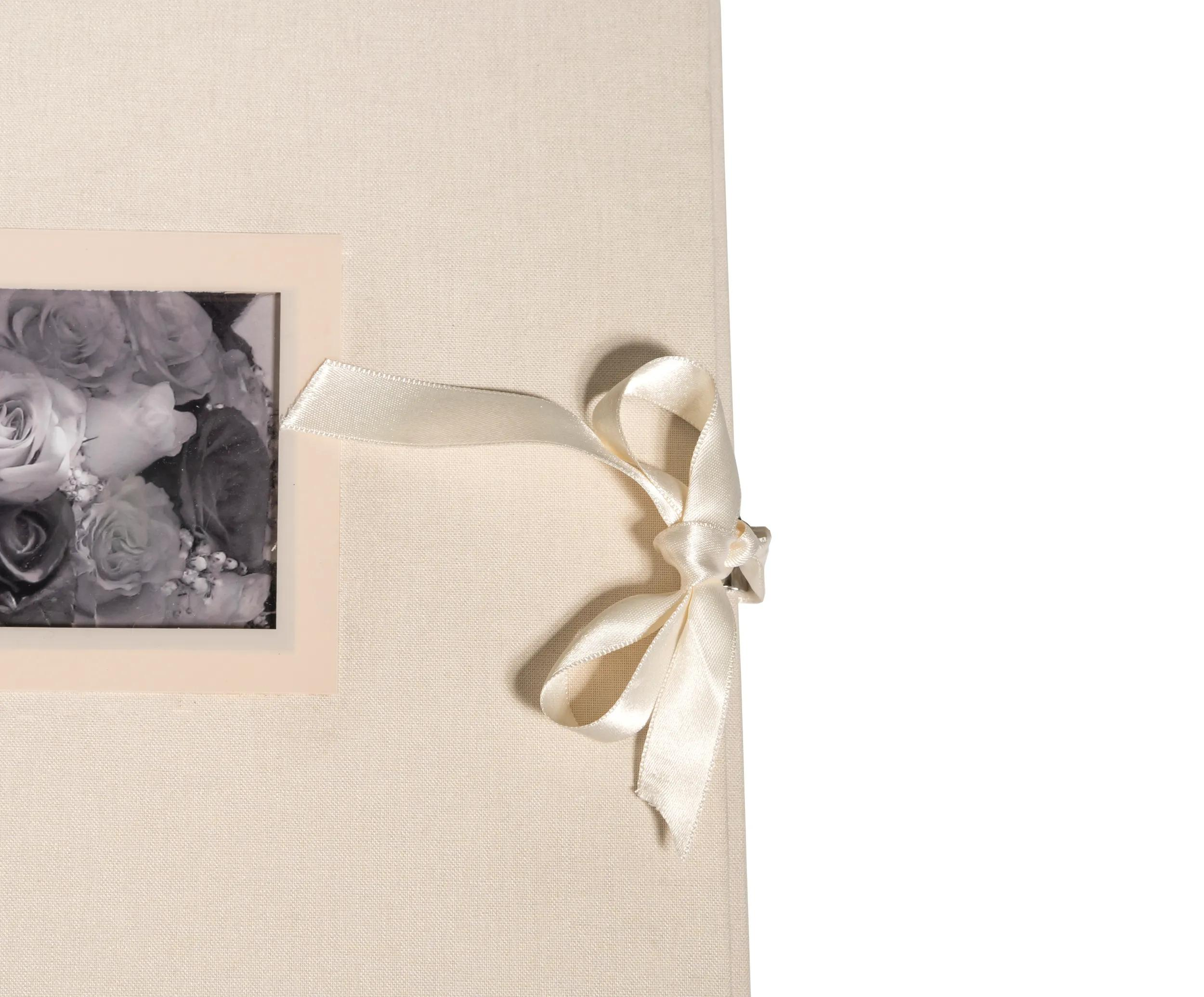 Cubierta de álbum beige con foto en blanco y negro de rosas y lazo de satén.