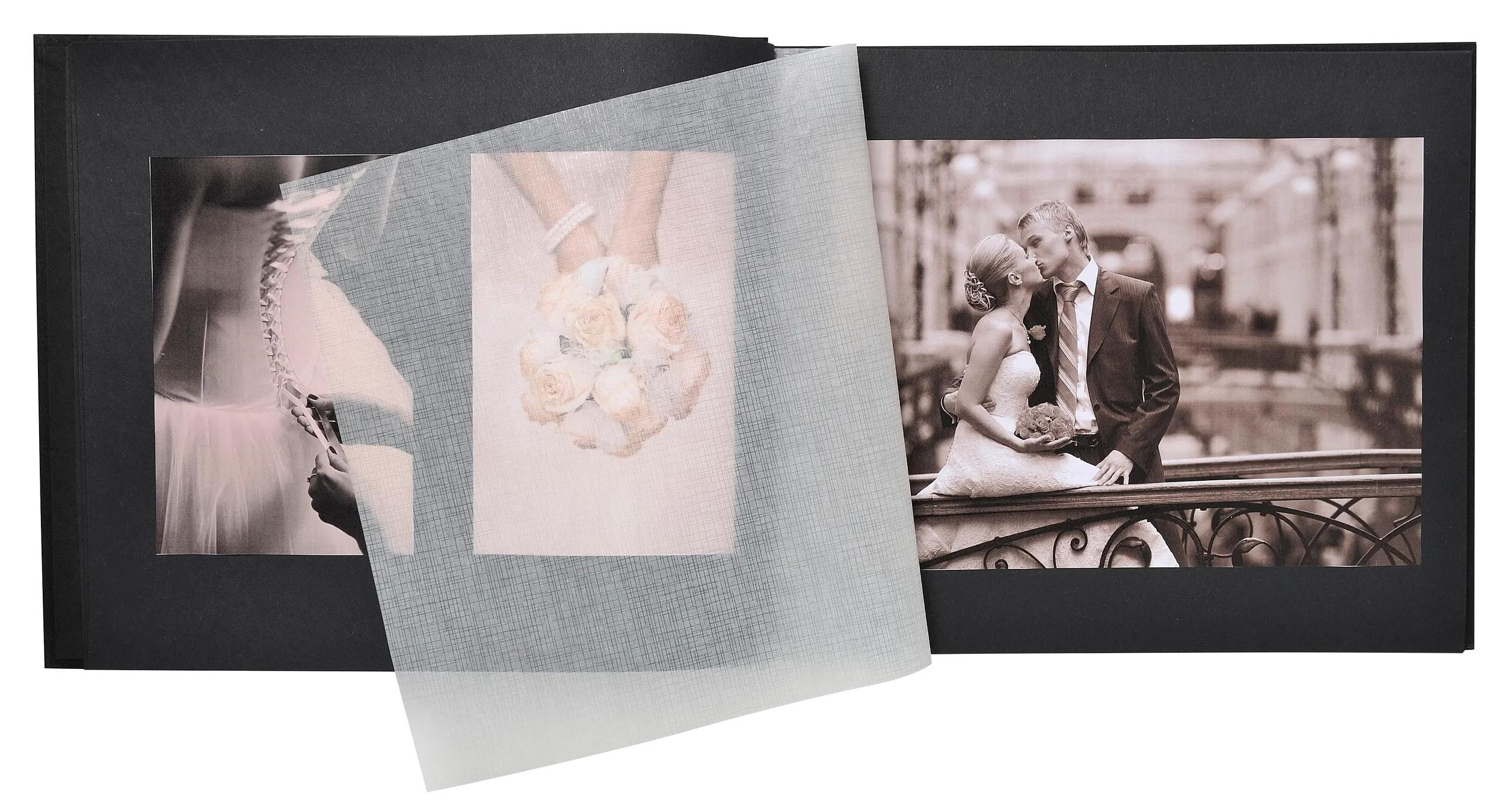 Un álbum de bodas con una pareja besándose y detalles del vestido de novia.