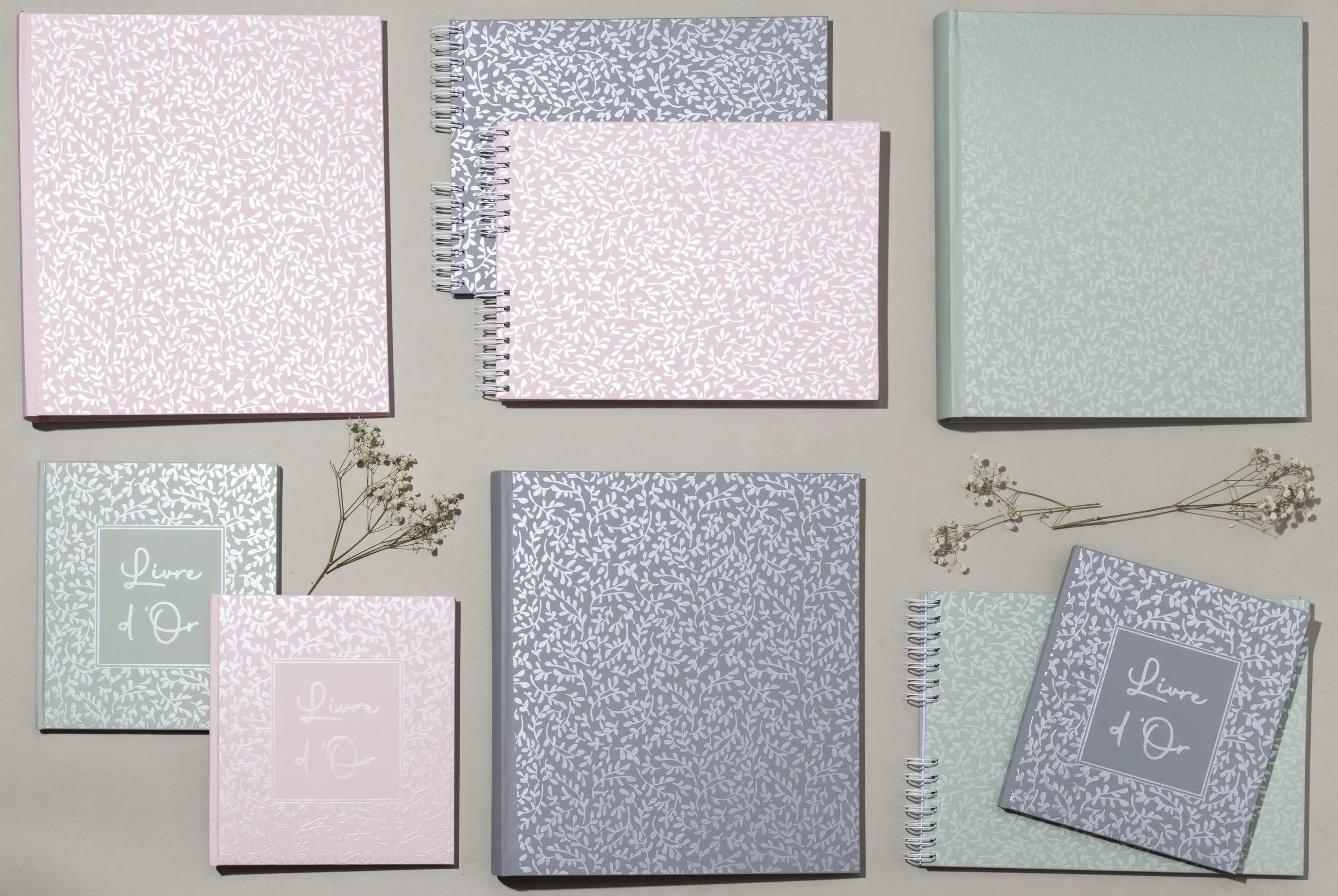 Varios cuadernos de colores pastel con estampado de hojas.