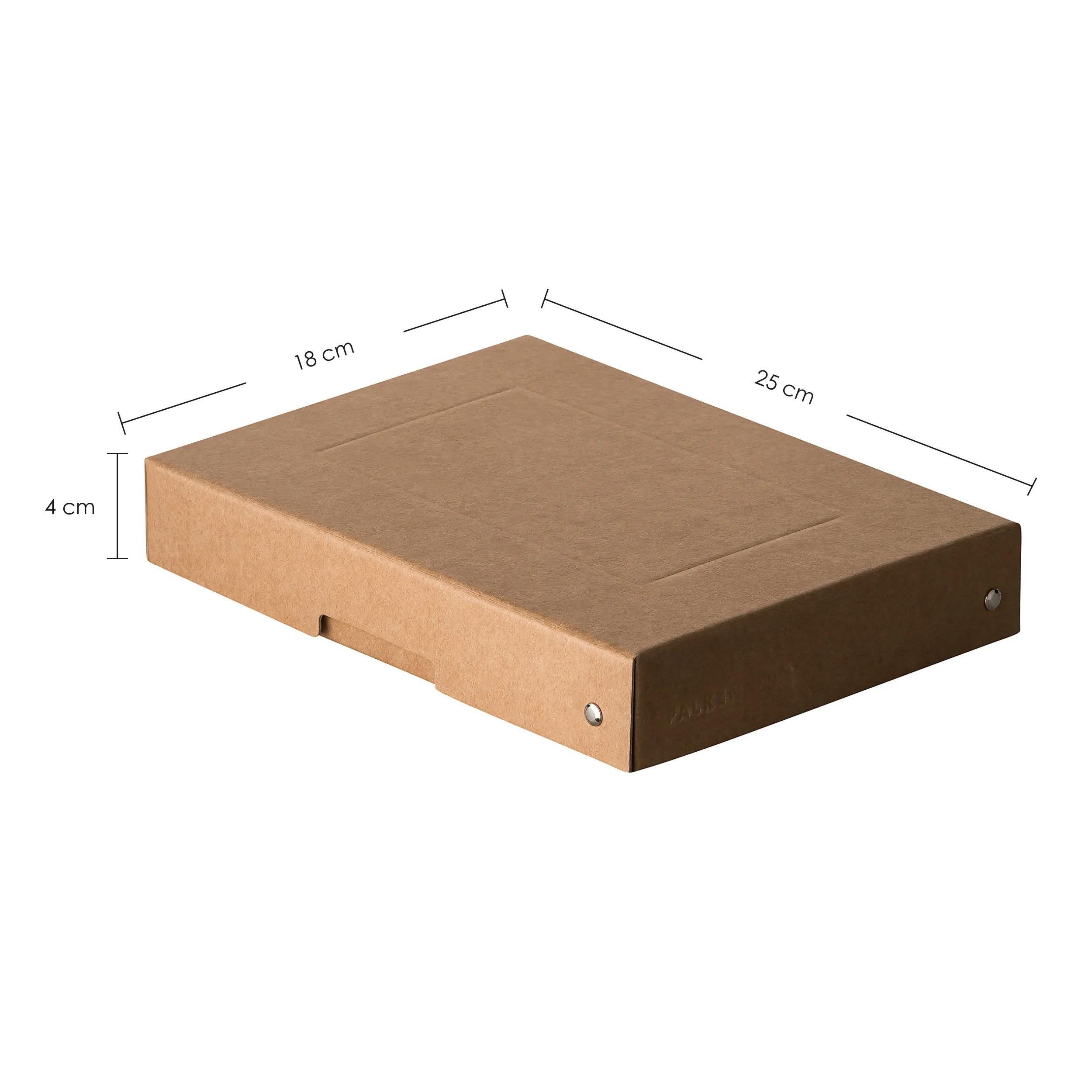 Una caja de cartón marrón de 25x18x4 cm con remaches metálicos.