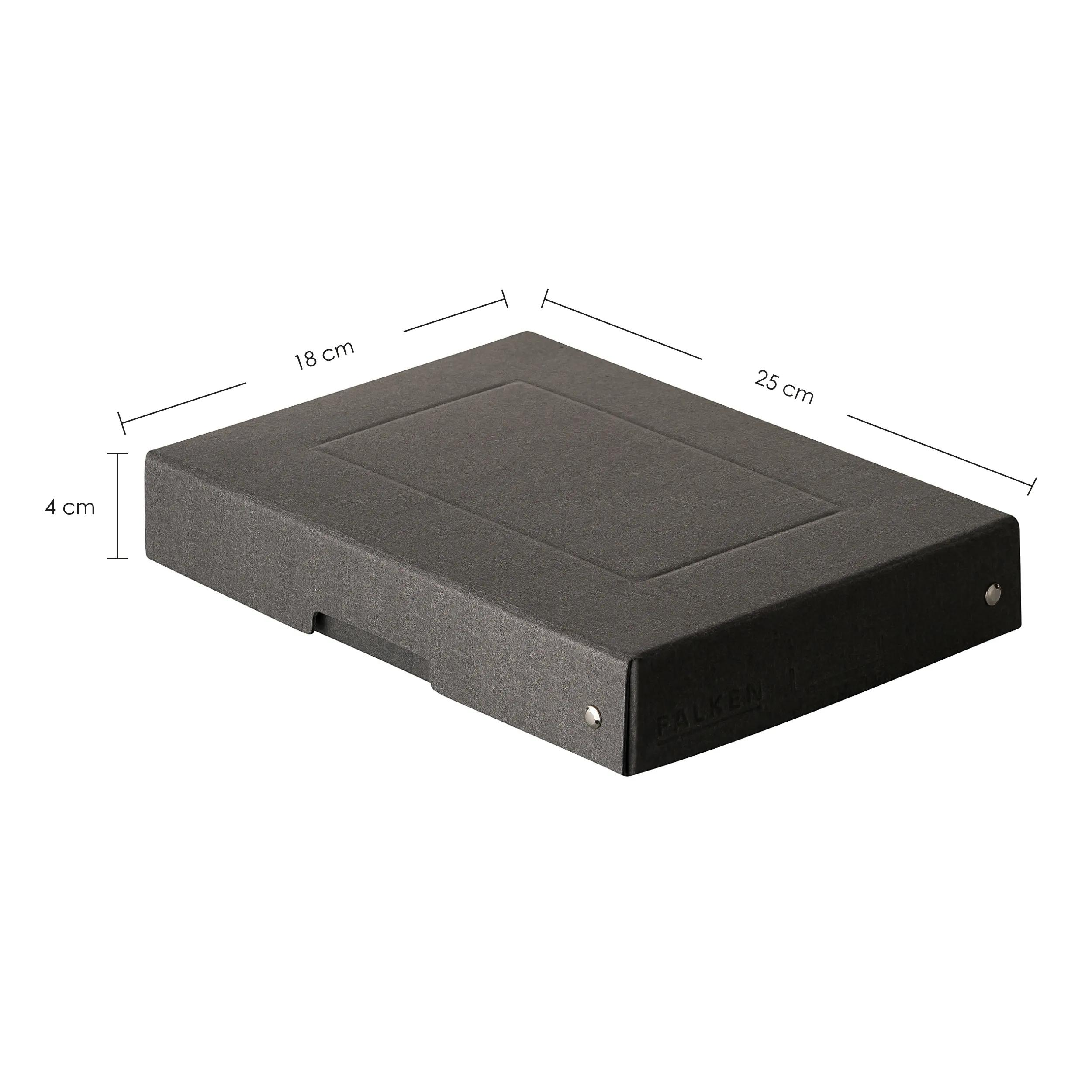 Caja gris de 25x18x4 cm con remaches plateados y logo.