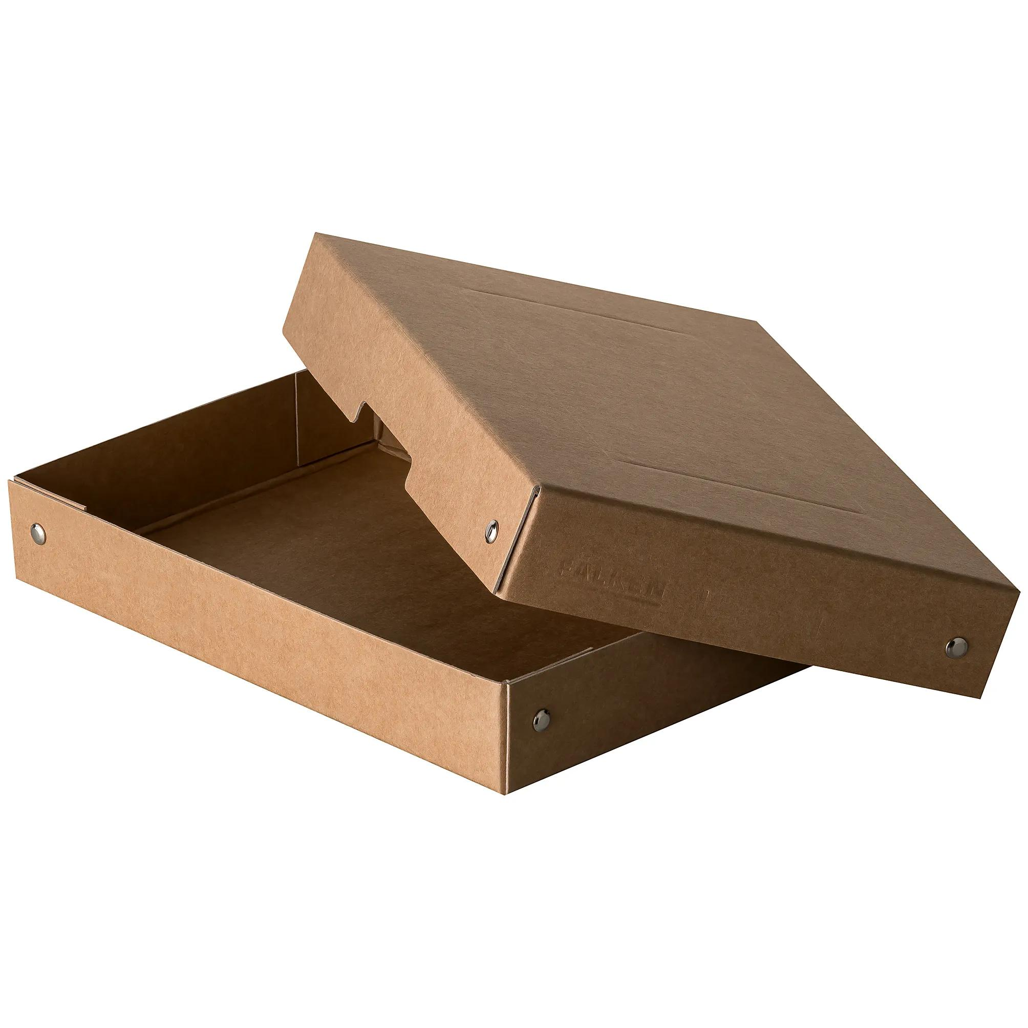 Una caja de cartón marrón abierta con su tapa, sobre fondo blanco.