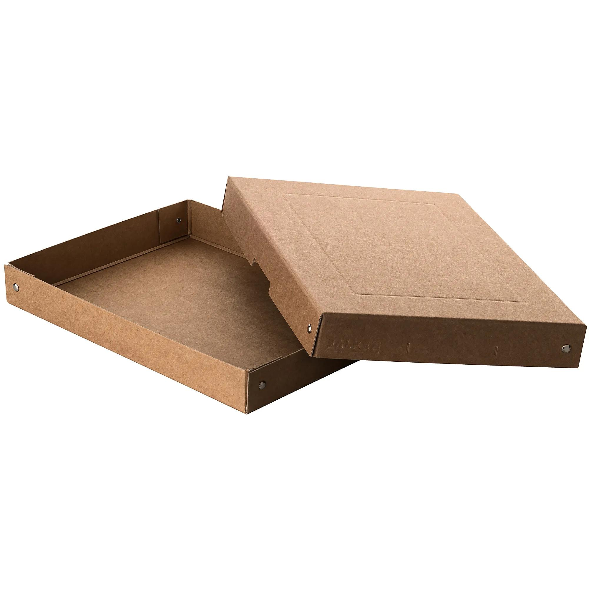Una caja de cartón marrón abierta con su tapa al lado sobre fondo blanco.