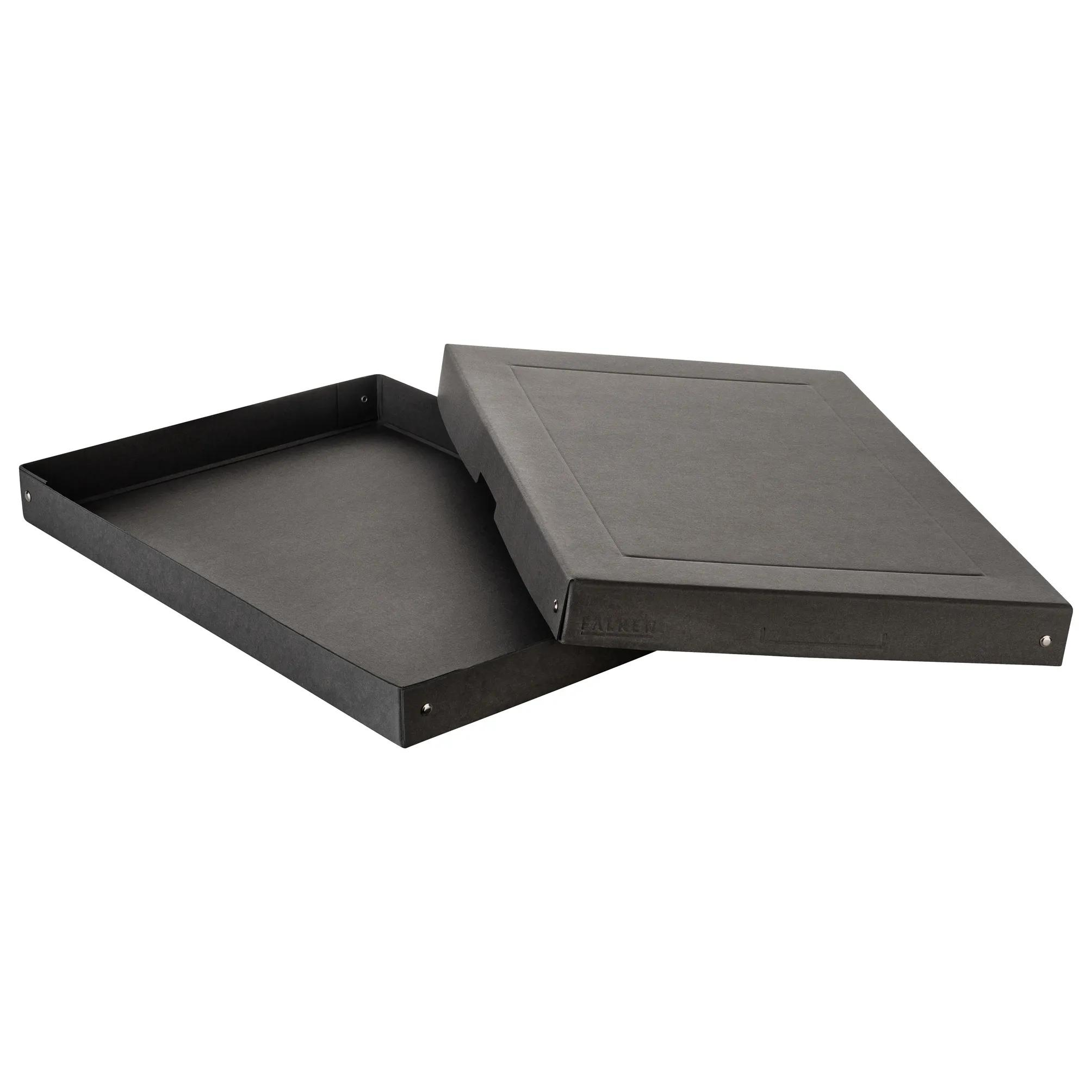 Una caja rectangular negra abierta con tapa. La tapa está ligeramente levantada.