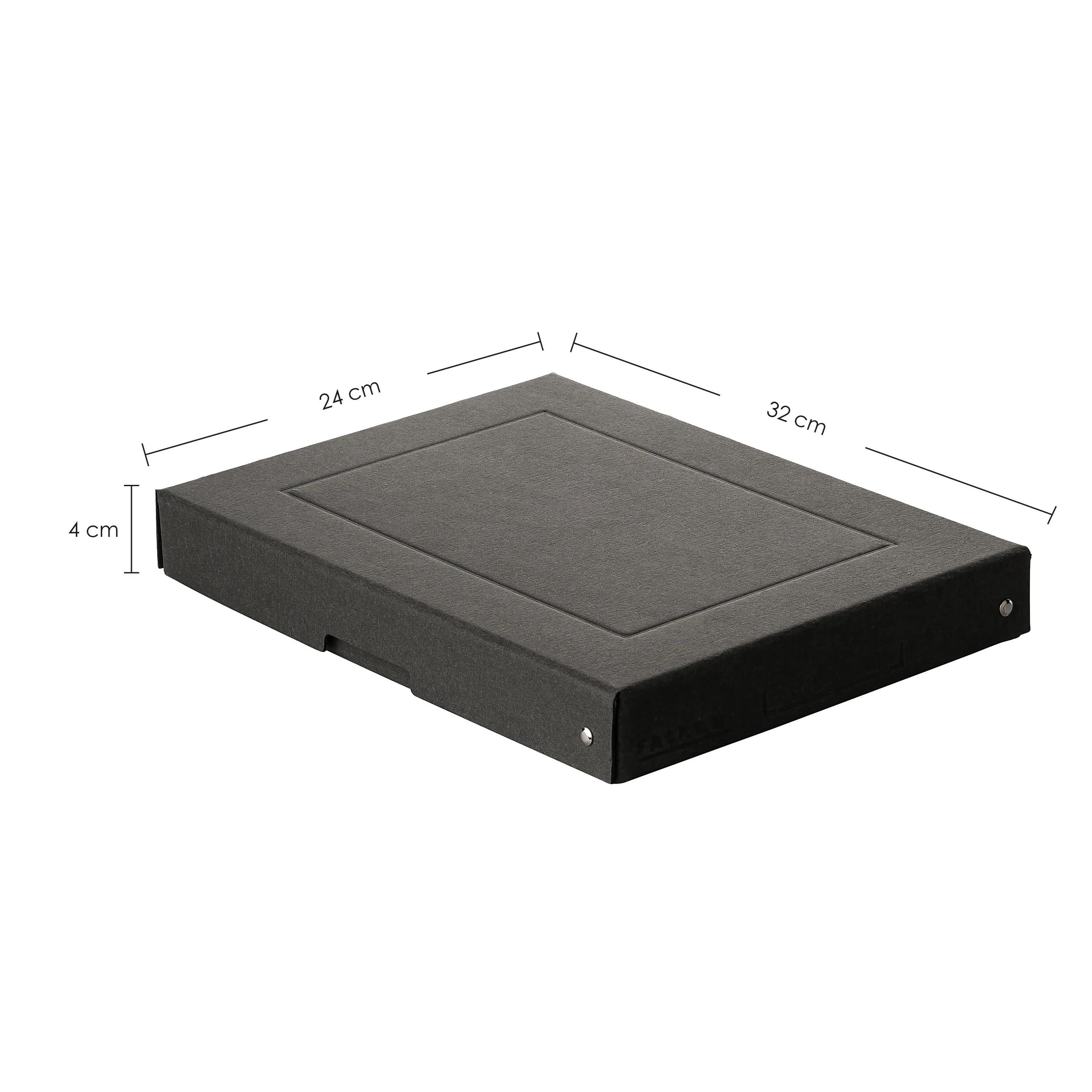 Una caja rectangular negra de 32x24x4 cm.