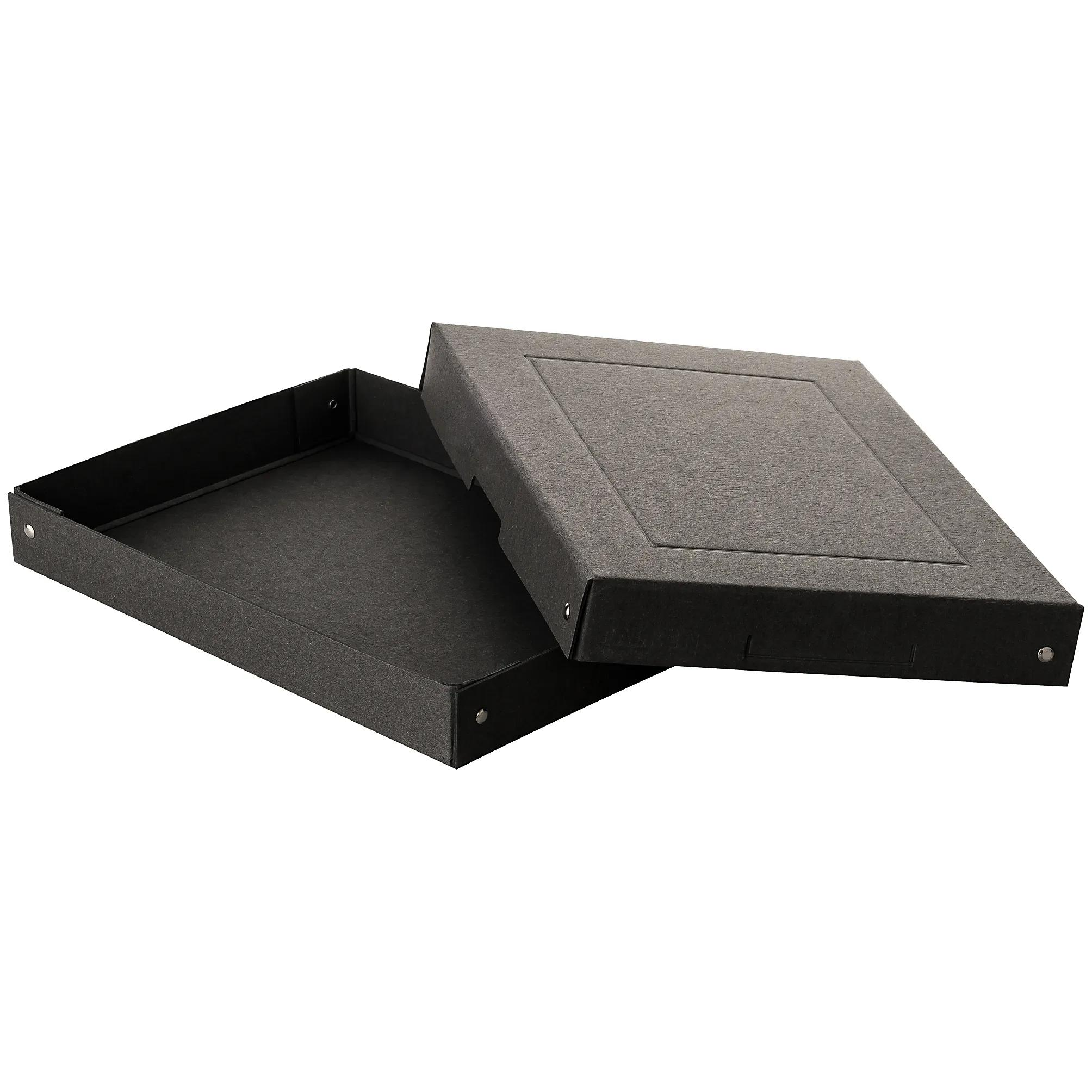 Una caja negra abierta con tapa gris, sobre fondo blanco.