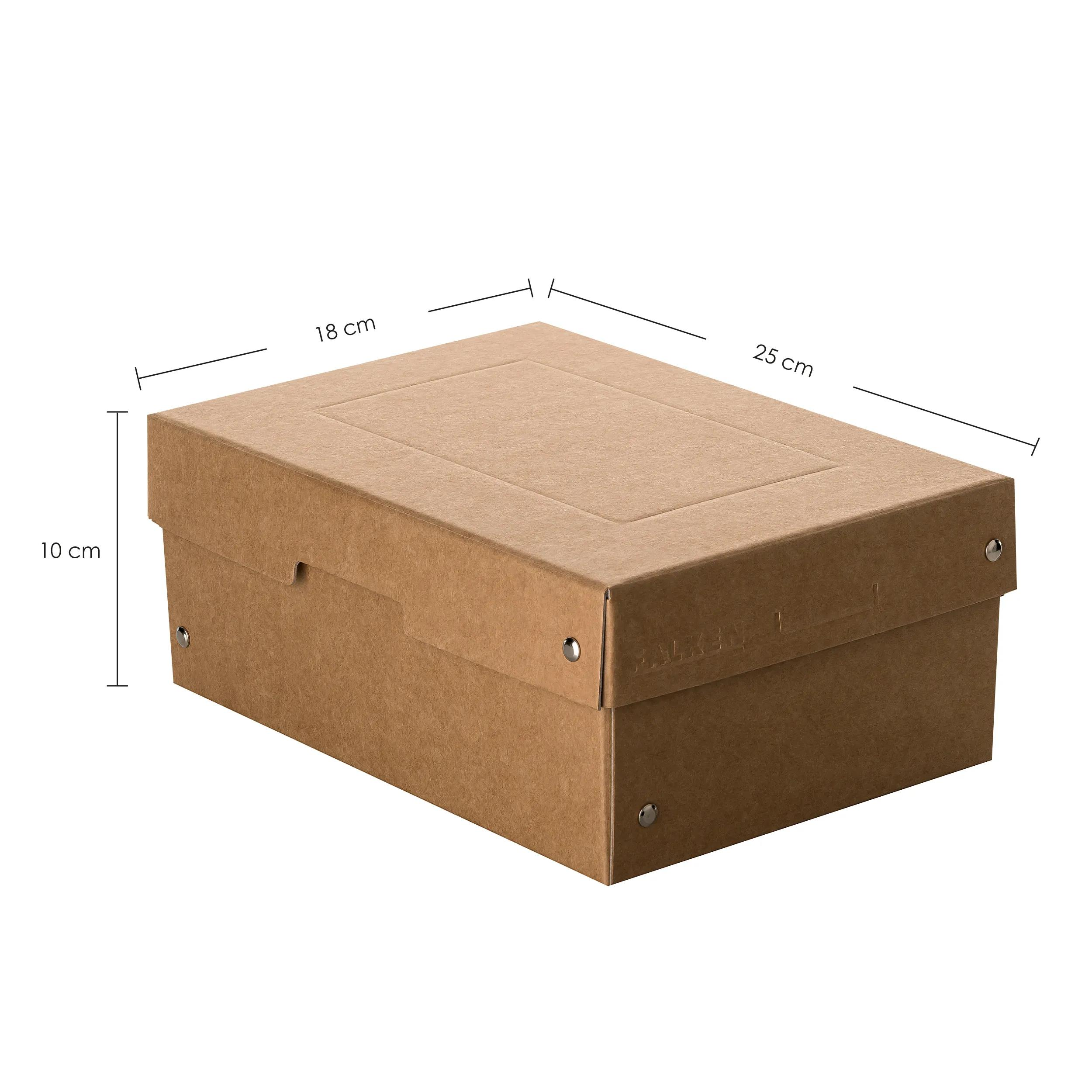 Caja de cartón marrón, 25x18x10 cm, con remaches metálicos.