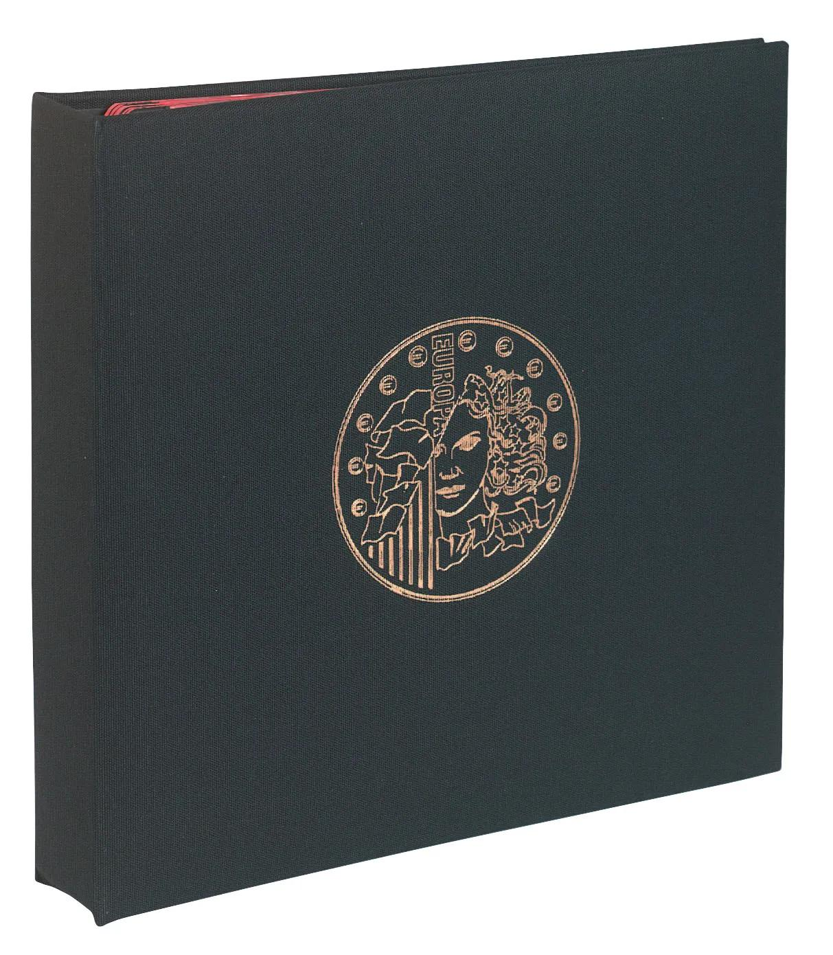 Un libro negro con un emblema redondo color cobre con una cara y hojas.