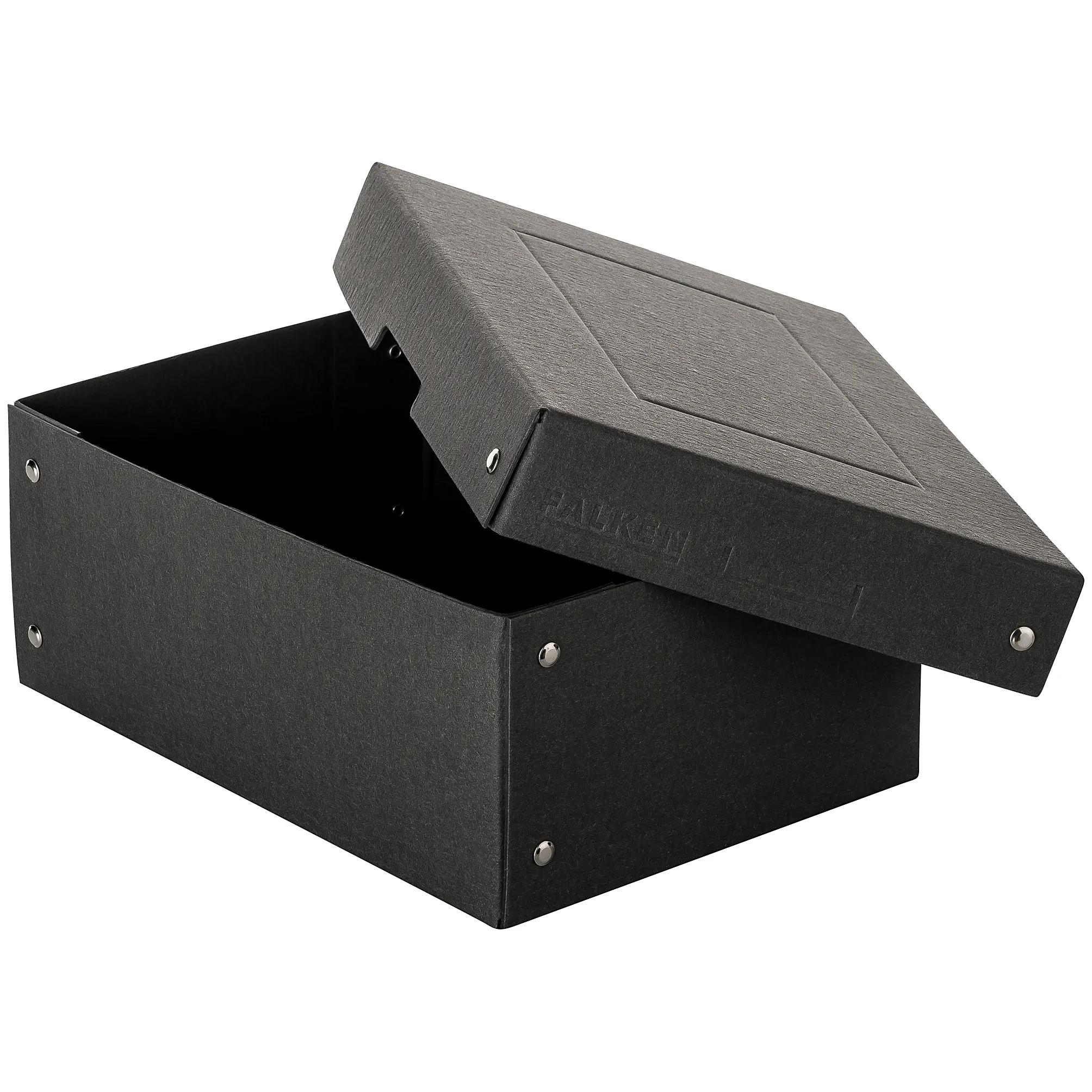 Una caja de cartón negra con la tapa abierta, sobre fondo blanco.
