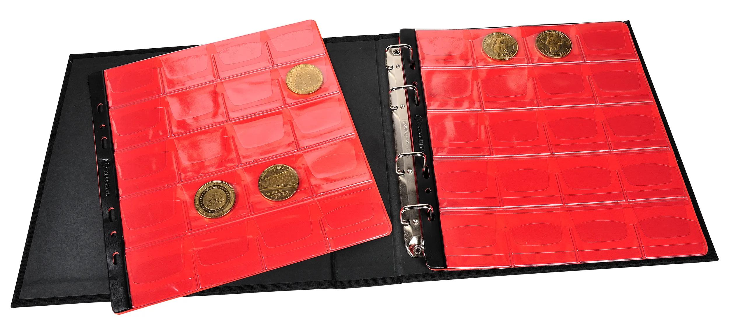 Carpeta anillas abierta con páginas rojas para monedas. Se ven algunas monedas.
