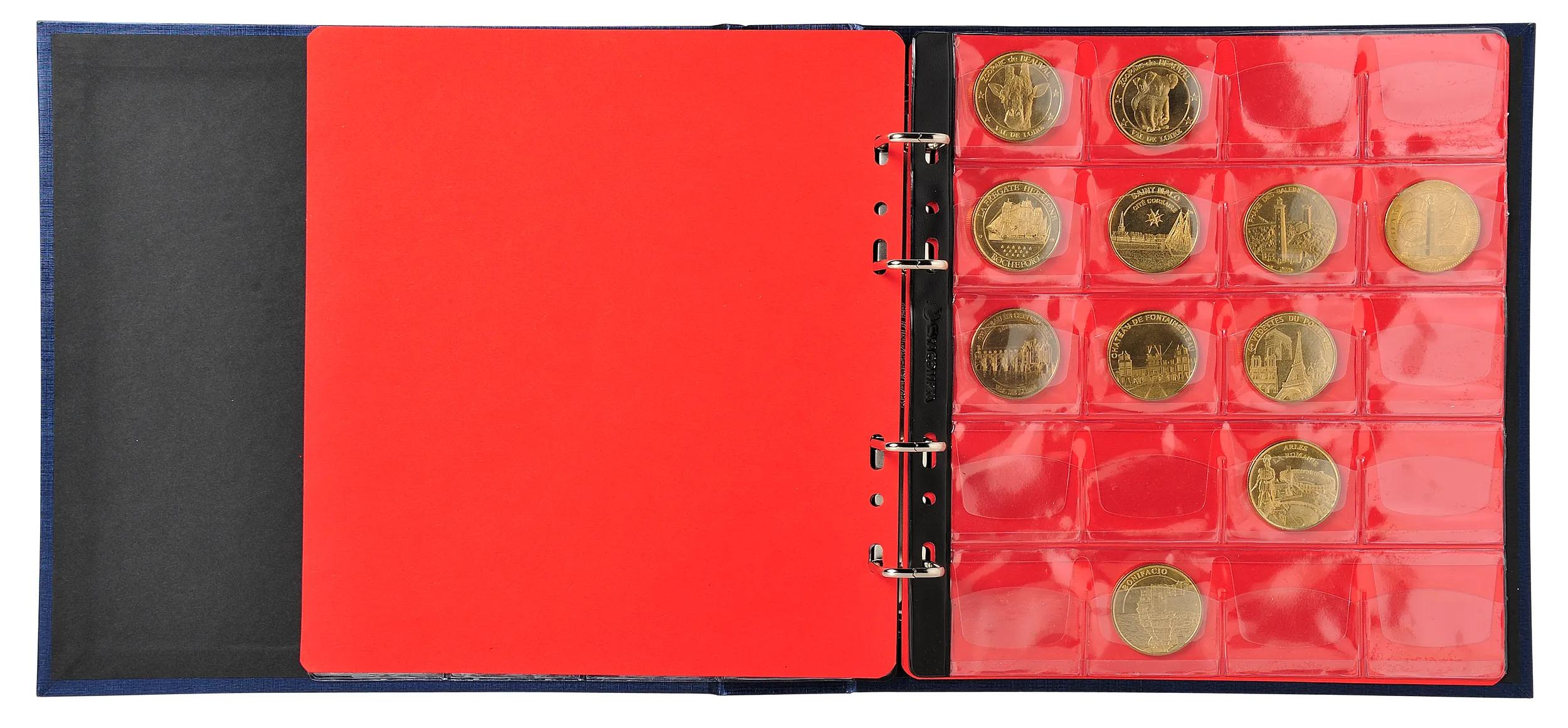 Una carpeta azul con páginas rojas, que contiene monedas en fundas transparentes.
