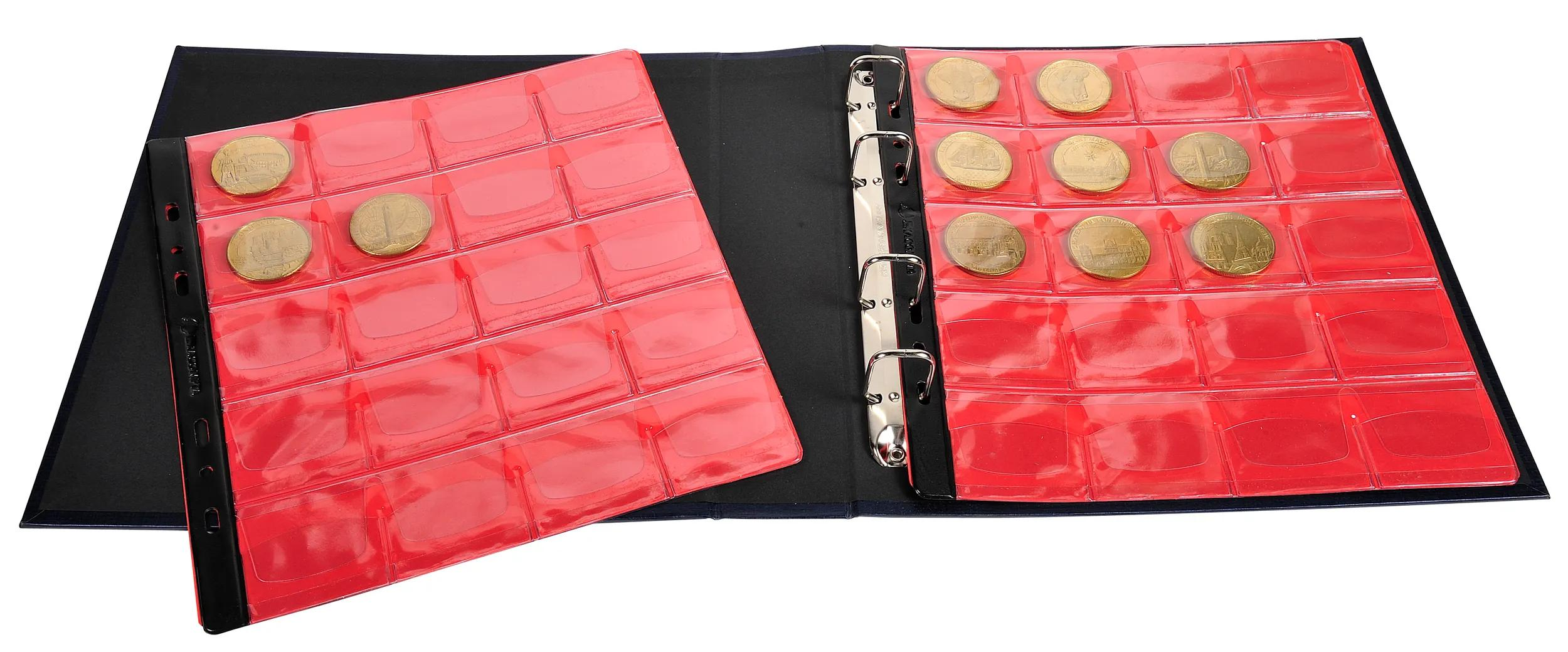 Carpeta abierta de álbum de monedas con páginas rojas y monedas doradas.