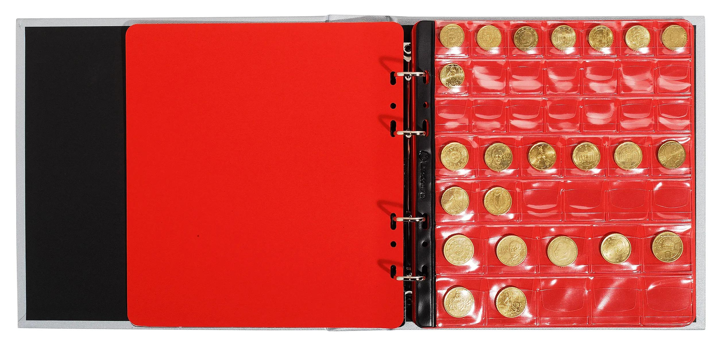 Un álbum de monedas con páginas rojas y compartimentos transparentes, lleno de monedas doradas.