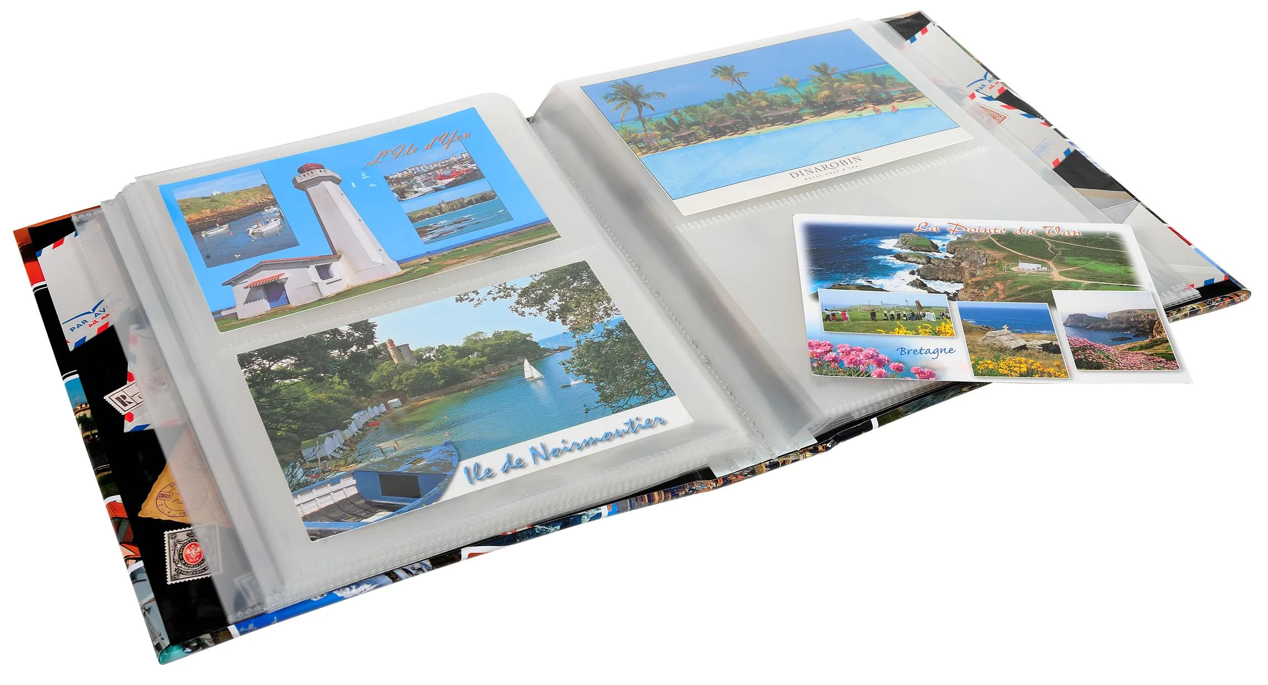 Un álbum de fotos con postales de faros, costas y lugares tropicales.