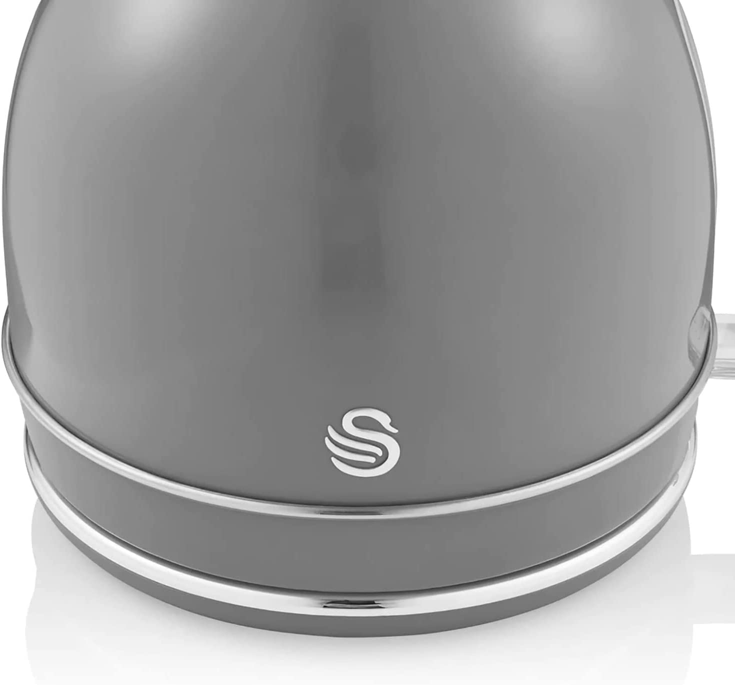 Grauer Wasserkocher mit silbernem Logo und Chromdetails.