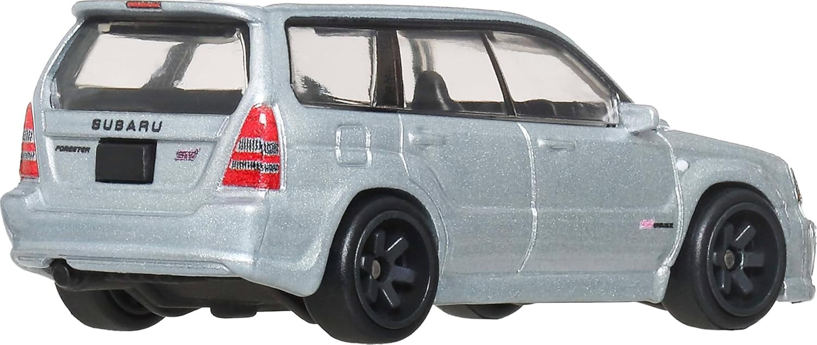 Subaru Forester plateado con ruedas negras y luces traseras rojas.