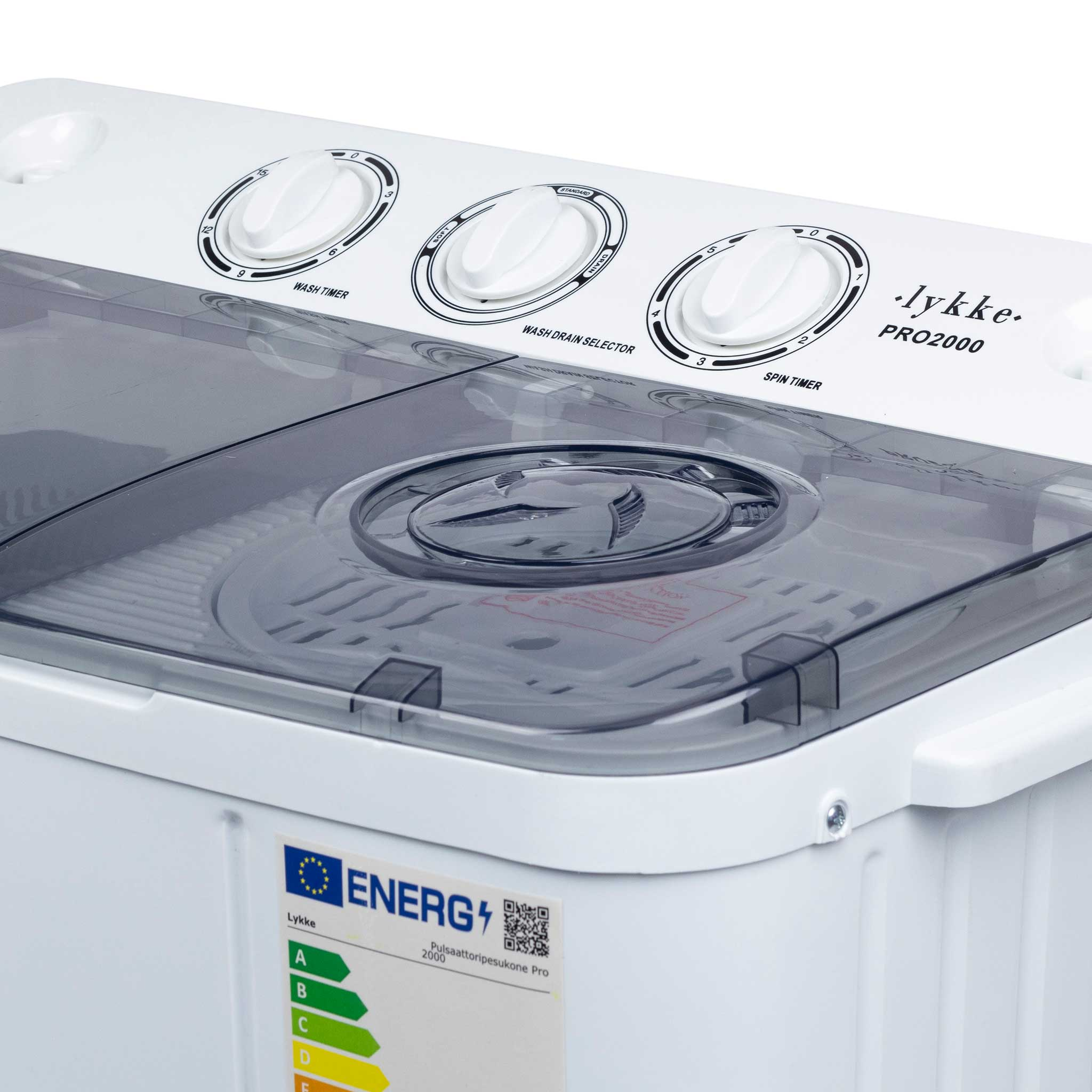 Biała pralka z trzema pokrętłami sterującymi i etykietą energetyczną.