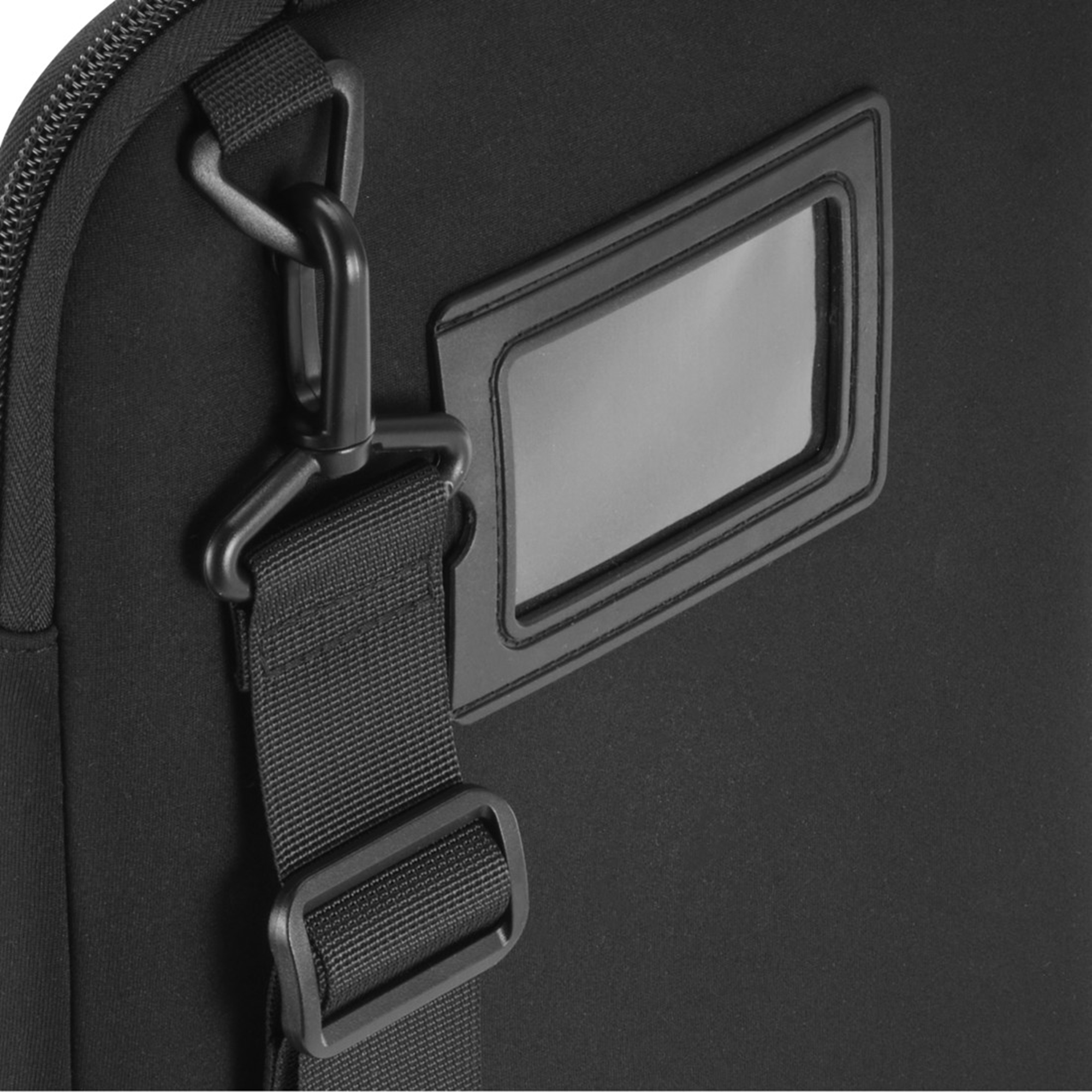 Schwarze Tasche mit Reißverschluss, Tragegurt und Namensschildhalter.