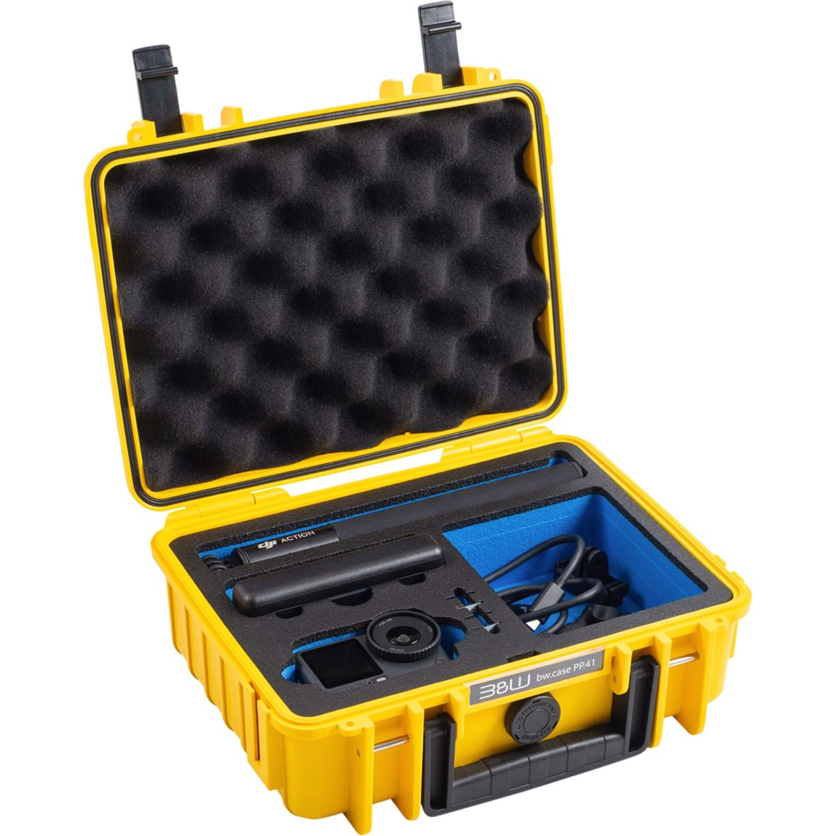 Ein offener gelber Koffer mit schwarzem Schaumstoffeinsatz und DJI Action Kamera Zubehör.