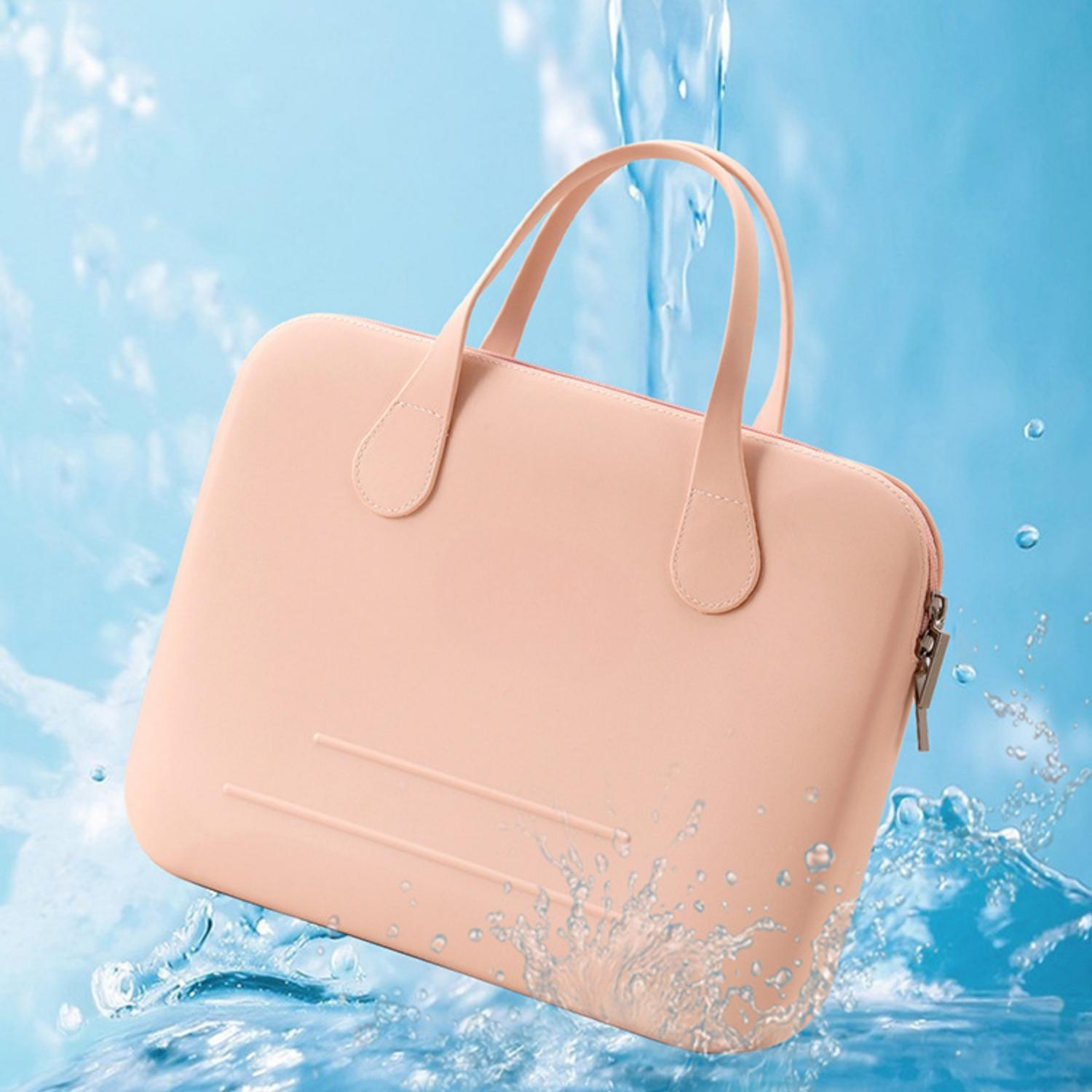 Eine pfirsichfarbene Tasche wird von Wasser bespritzt.
