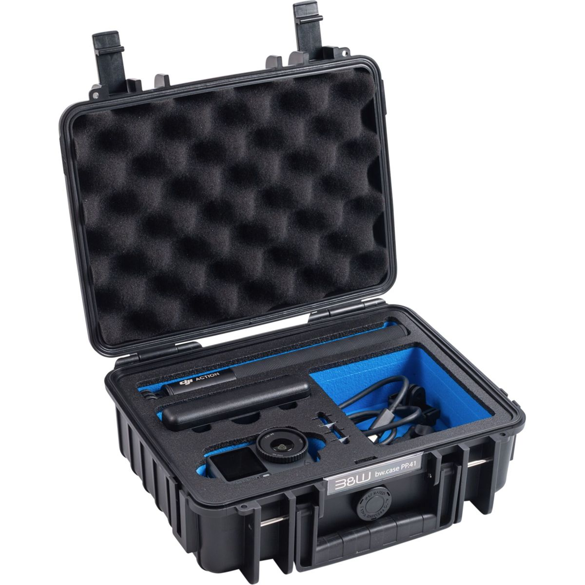 Schwarzer Koffer mit Schaumstoffeinlage, DJI Action Kamera, Stange und Kabeln.