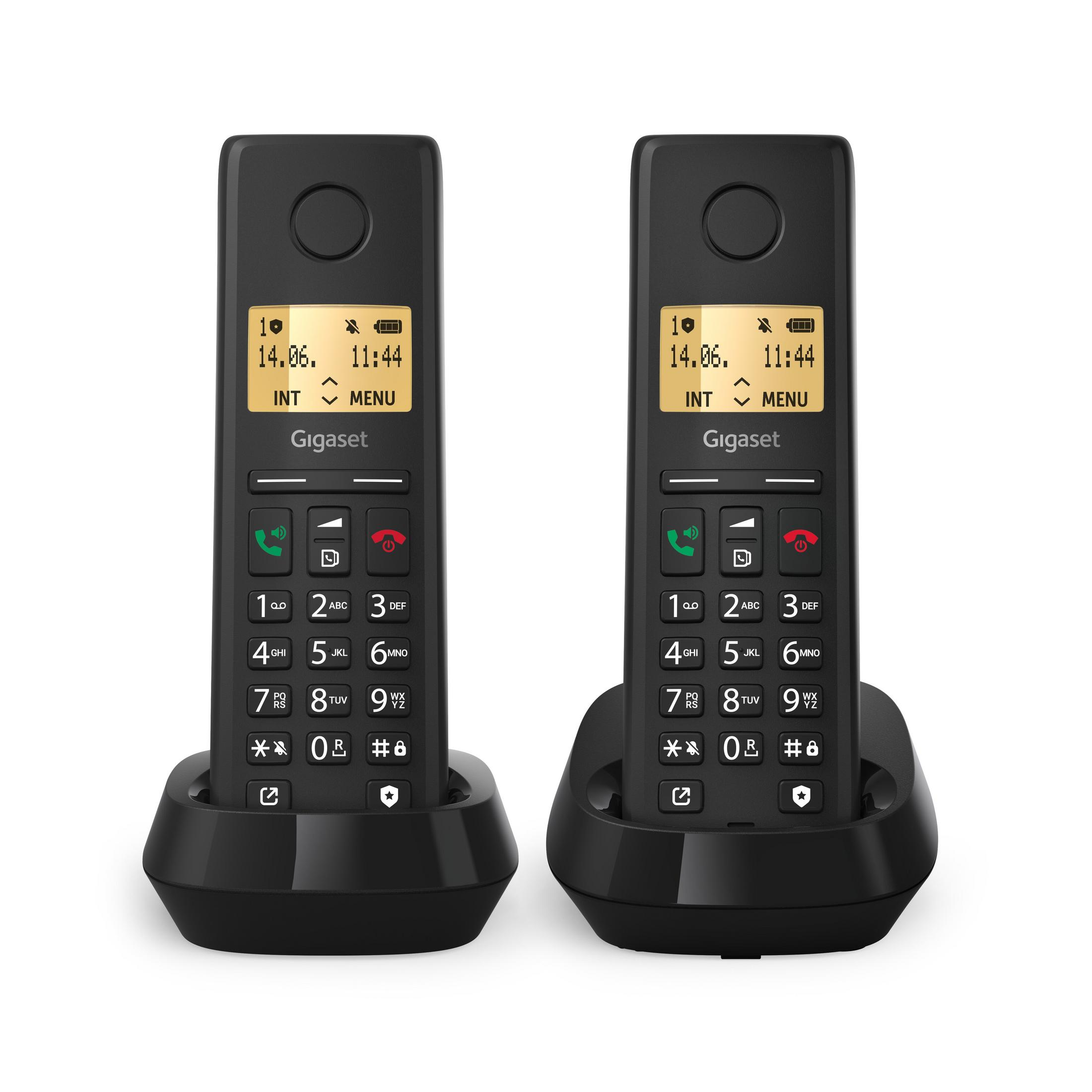 Due telefoni cordless Gigaset neri sulle loro basi di ricarica.