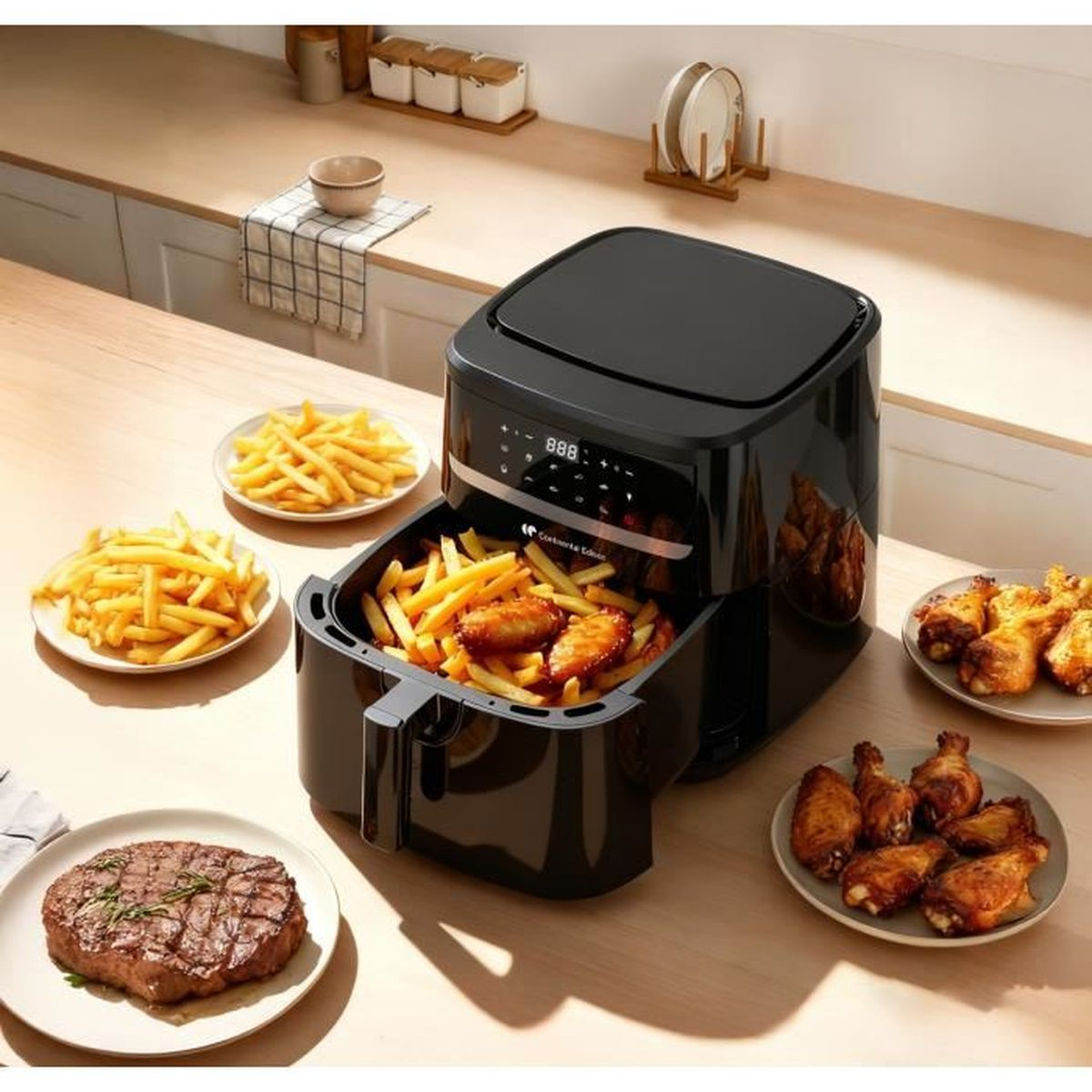 Friggitrice ad aria nera con patatine, alette di pollo e bistecca su tavolo legno.