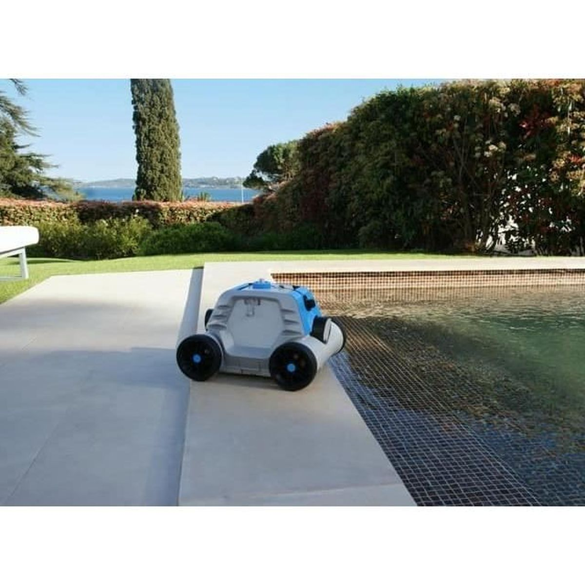 Ein Poolroboter steht am Beckenrand neben dem Wasser.