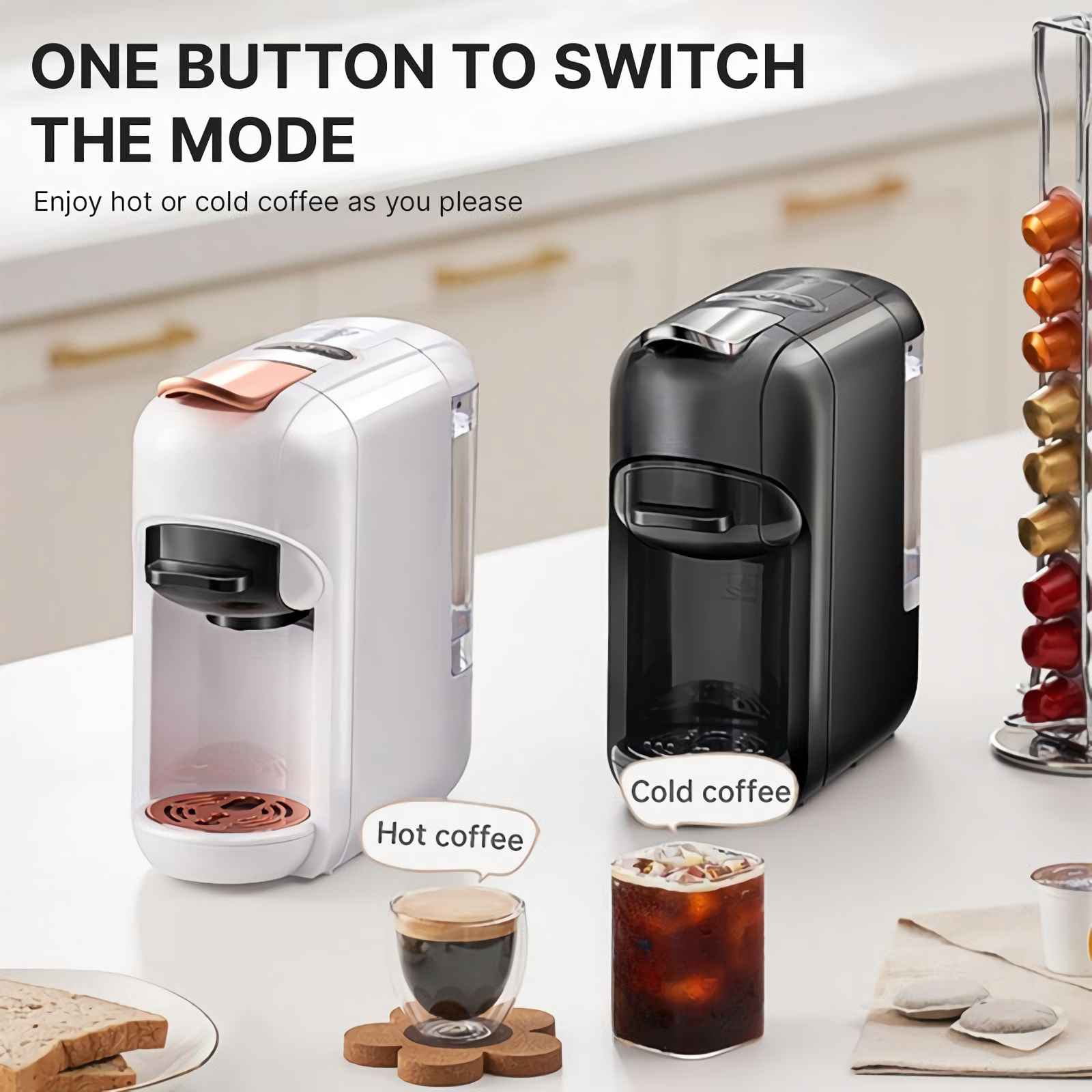 Zwei Kaffeemaschinen, eine weiße und eine schwarze, mit Kaffeezubereitungen daneben.
