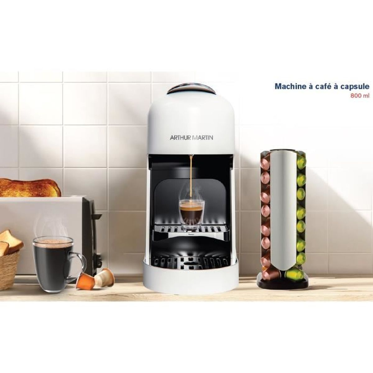 Weiße Kapselkaffeemaschine brüht Kaffee in Glas, daneben Toaster mit Toast & Kaffeetasse.