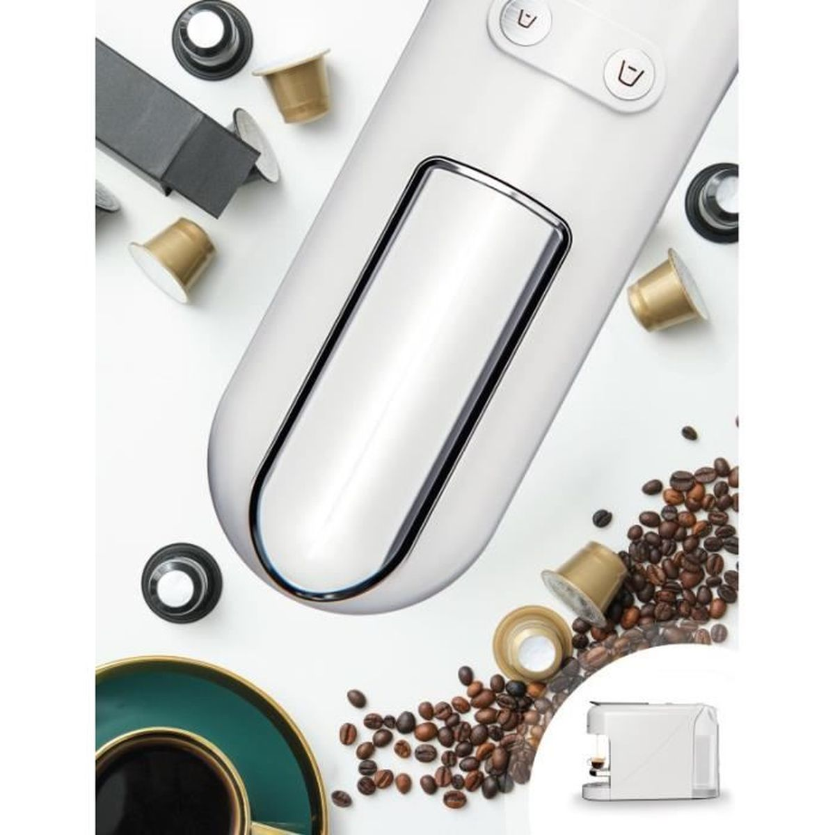 Eine weiße Kaffeemaschine mit Kaffeekapseln und Bohnen auf weißem Hintergrund.