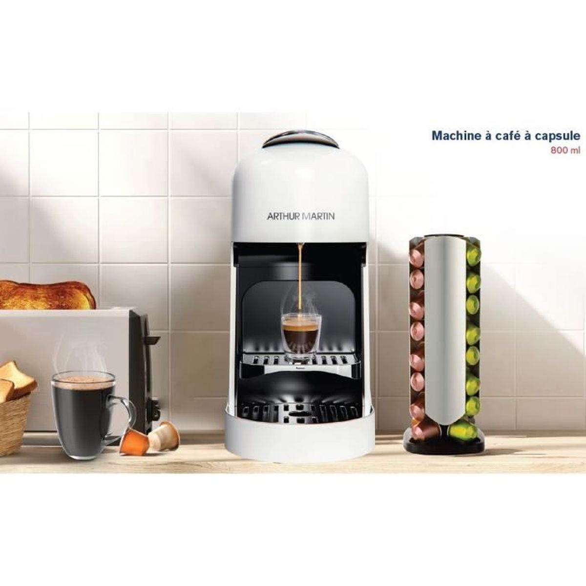 Eine weiße Kapselkaffeemaschine brüht Kaffee in ein Glas. Daneben ein Toaster und Kaffeekapseln.