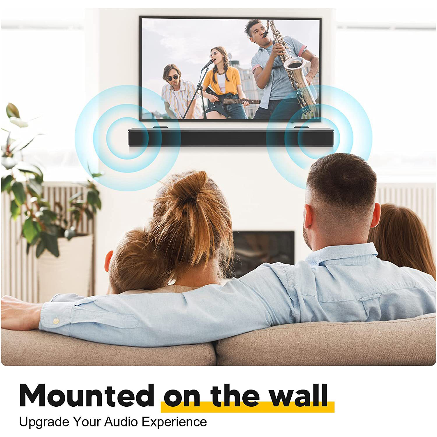 Familie schaut TV mit Soundbar. Musiker auf dem Bildschirm. Blaue Schallwellen.
