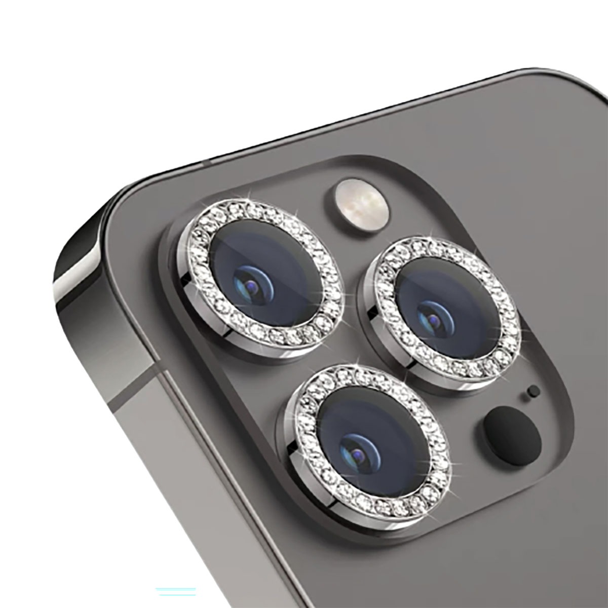 Drie iPhone cameralenzen versierd met sprankelende ringen op een donkere telefoon.