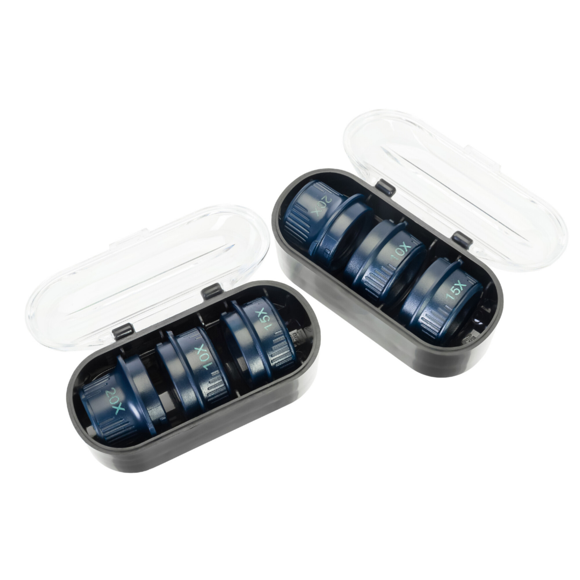 Zwei schwarze Koffer mit transparenten Deckeln, die je vier blaue Lupen mit Beschriftungen wie 10X, 15X, 20X enthalten.
