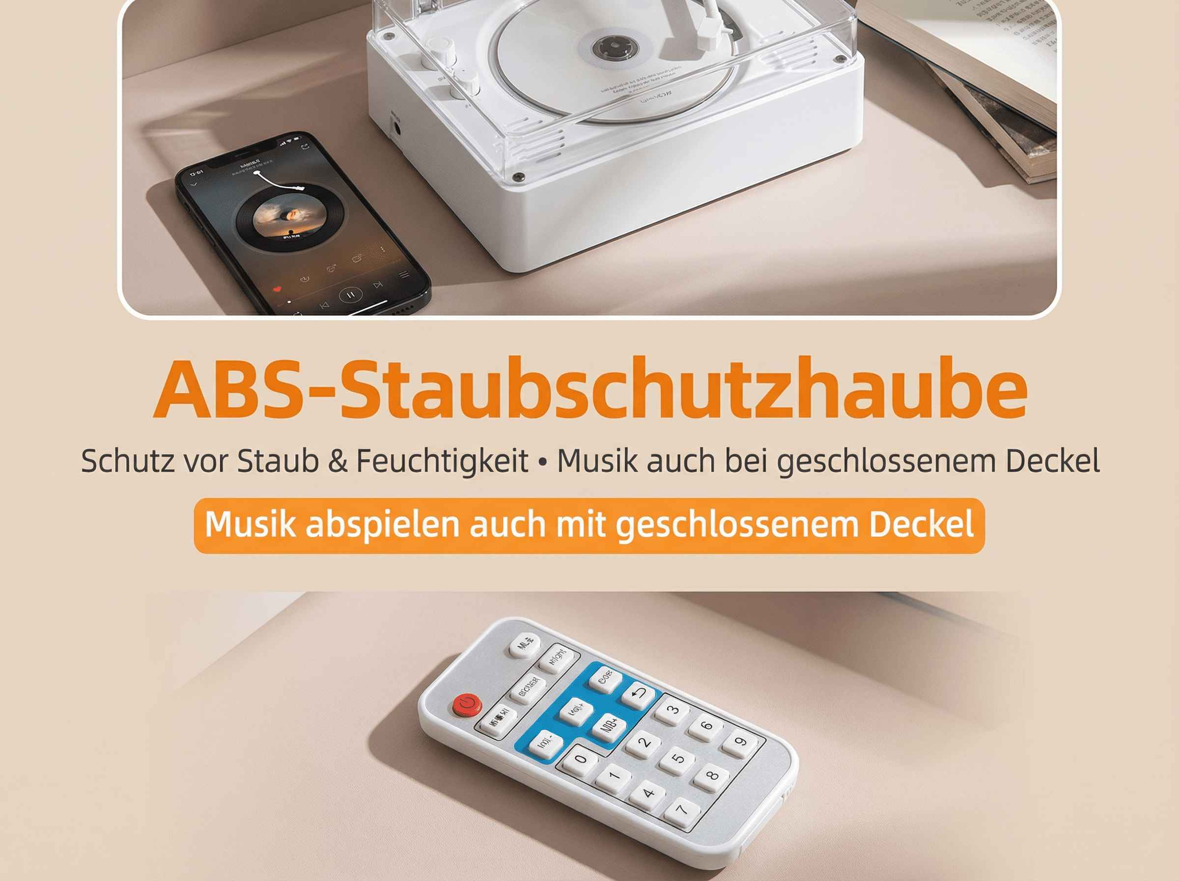 Ein weißes Gerät mit CD und Smartphone, daneben eine Fernbedienung.