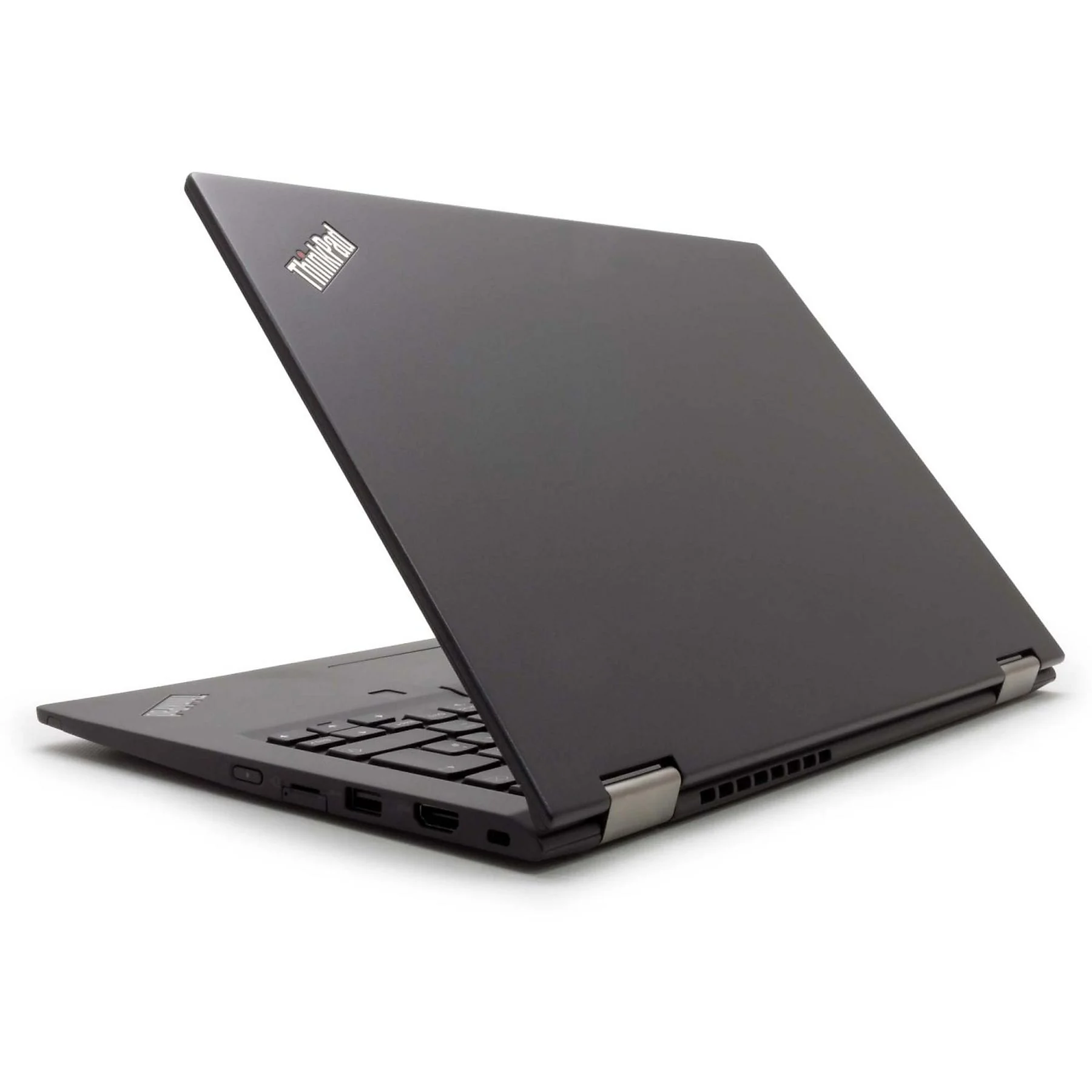 Ein schwarzer ThinkPad-Laptop ist geöffnet und zeigt die Tastatur und Anschlüsse.