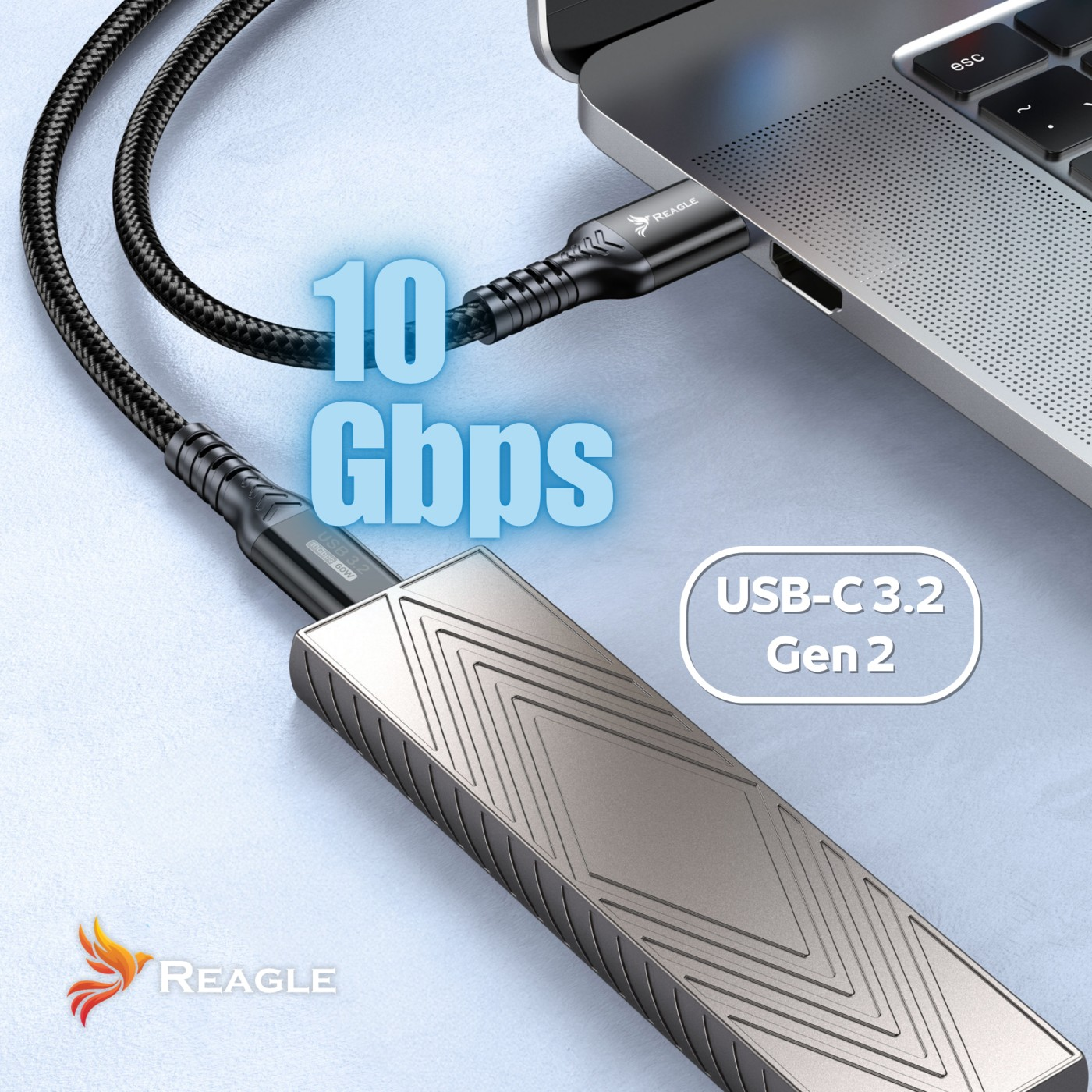 Srebrny dysk zewnętrzny połączony z laptopem kablem USB-C, prędkość 10 Gbps.