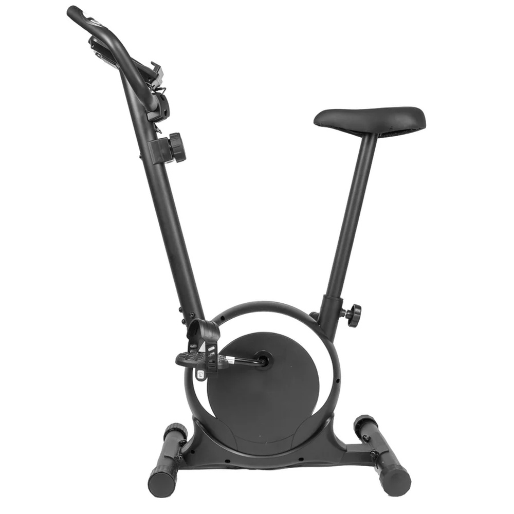 Czarny rower stacjonarny z kierownicą, siodełkiem i pedałami.