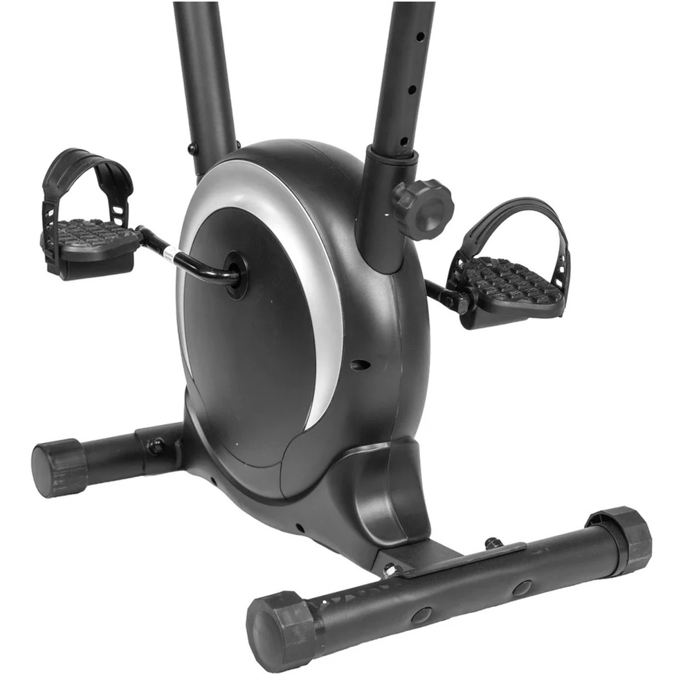 Zbliżenie czarnego roweru stacjonarnego, pokazującego pedały i stabilizatory.