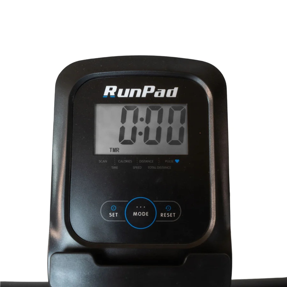 Wyświetlacz bieżni z napisem 'RunPad' i czasem 0:00.