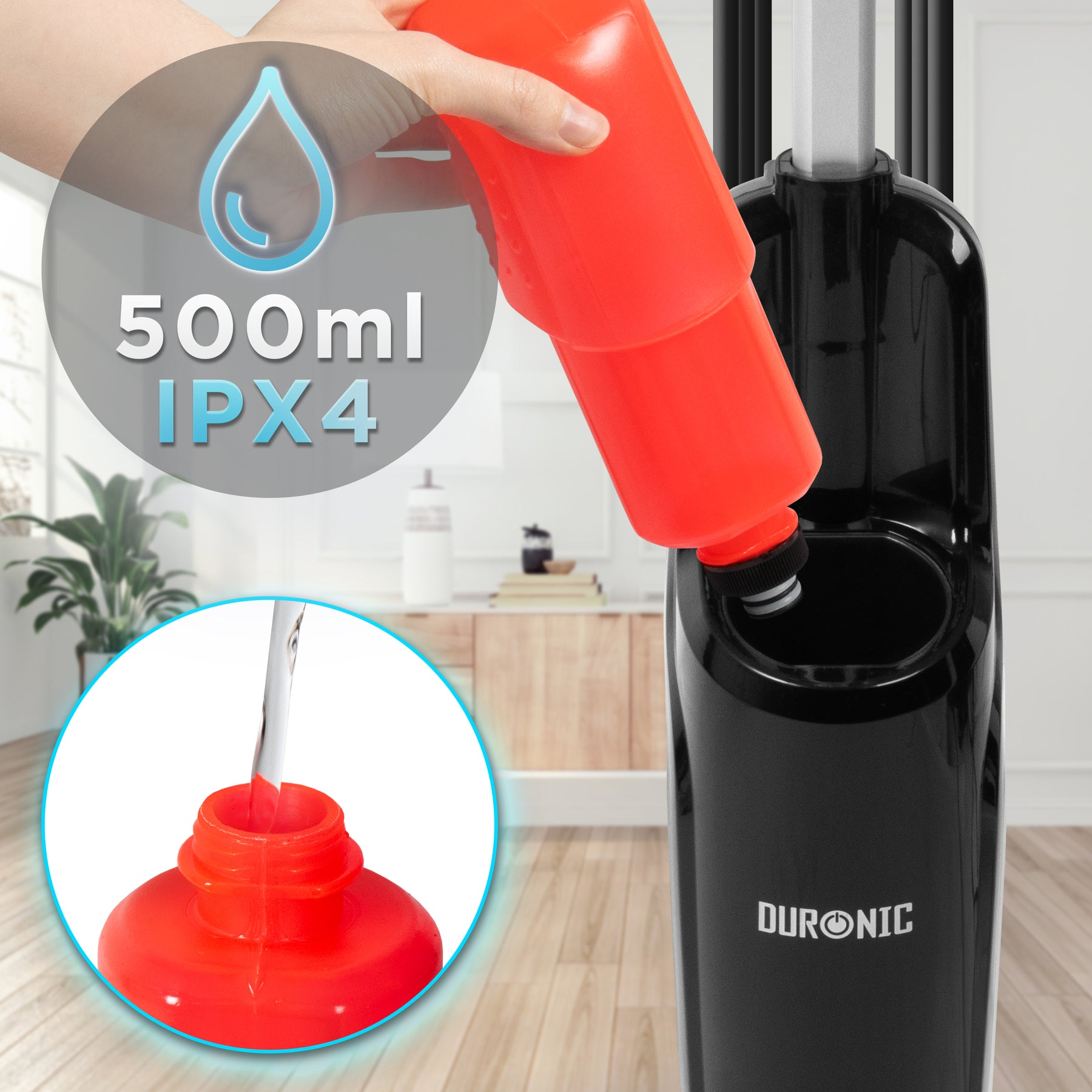 Eine Hand füllt Wasser in einen roten Behälter für ein Duronic-Gerät.