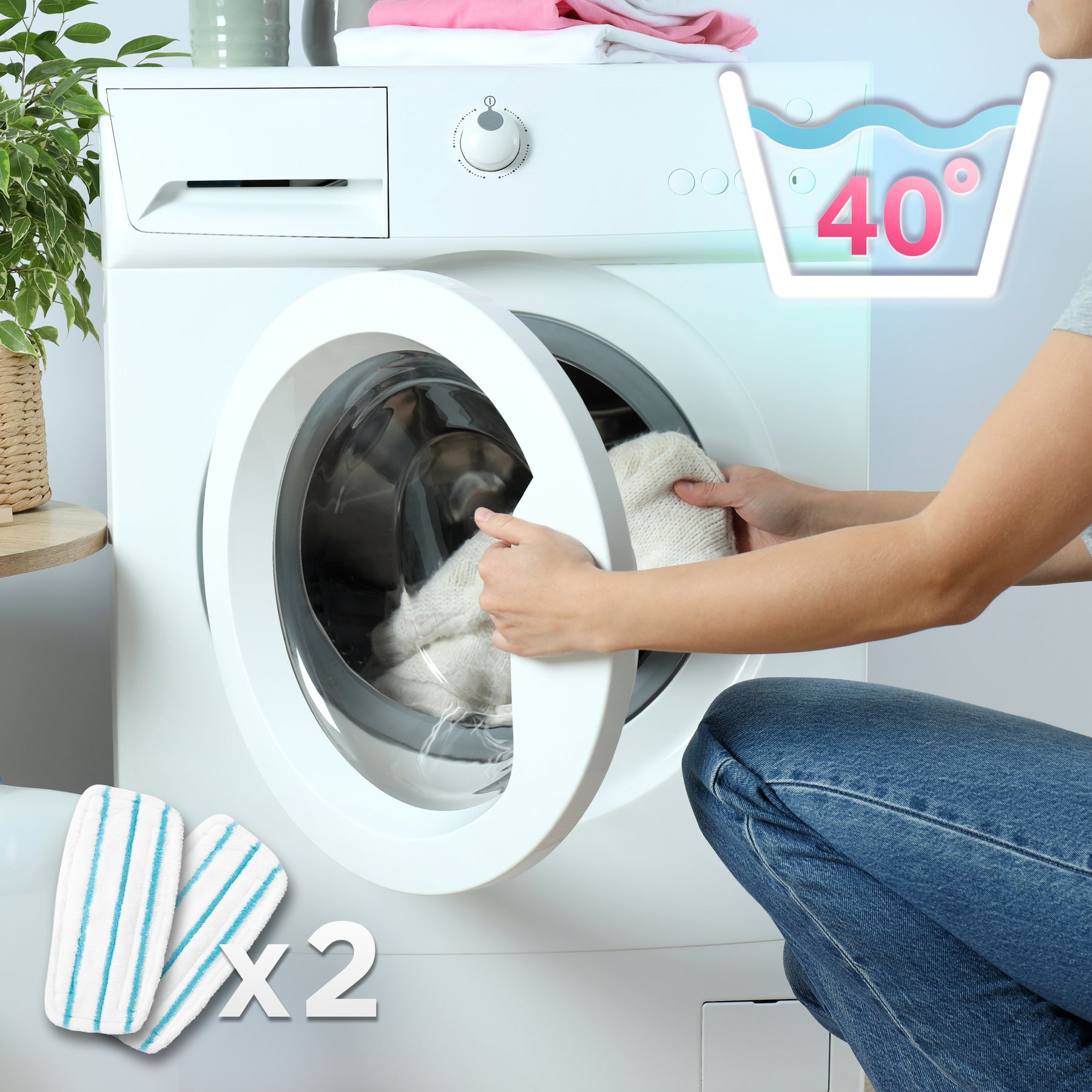 Eine Person lädt ein weißes Kleidungsstück in eine Waschmaschine.