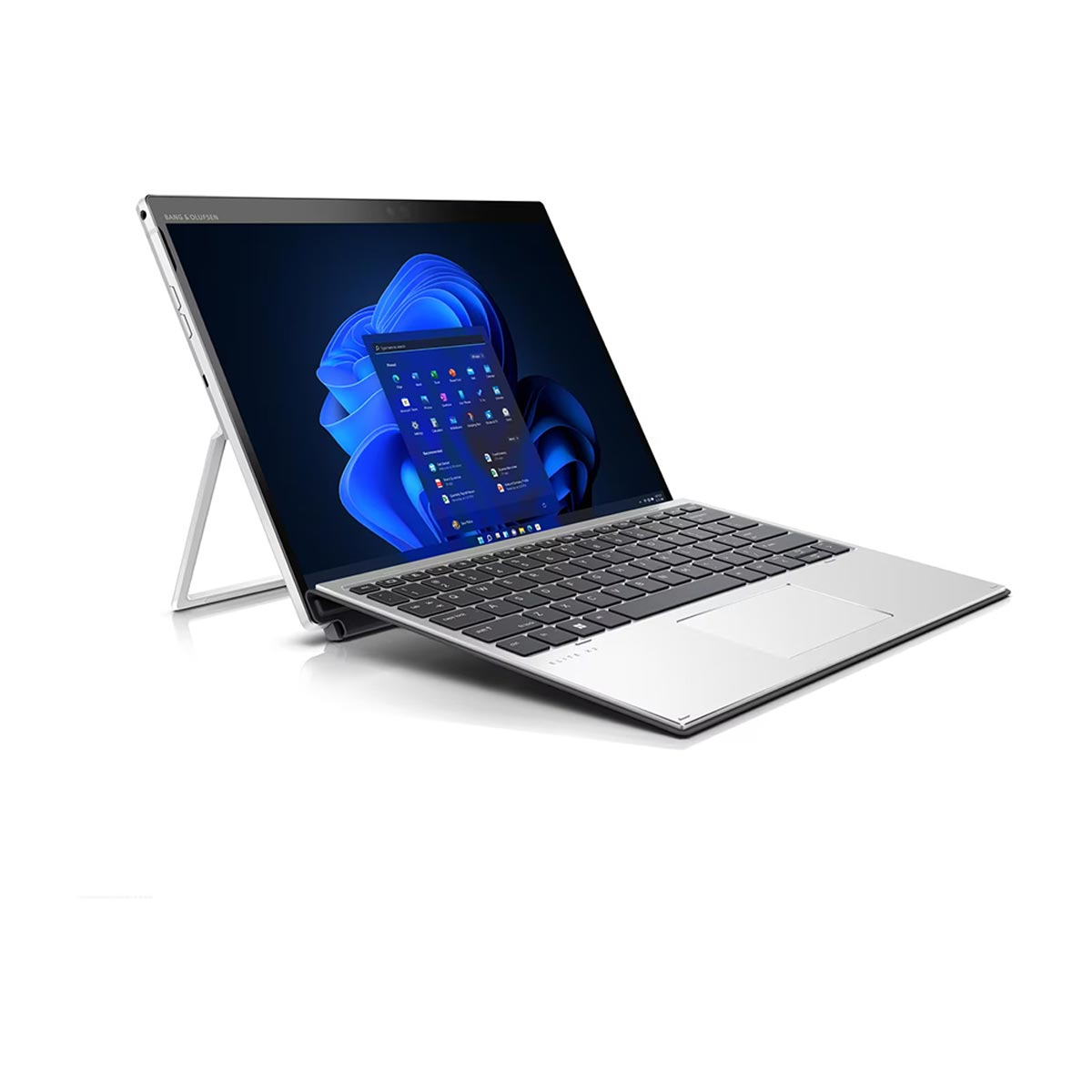 Srebrny laptop 2 w 1 z odłączaną klawiaturą i niebieską tapetą Windows.