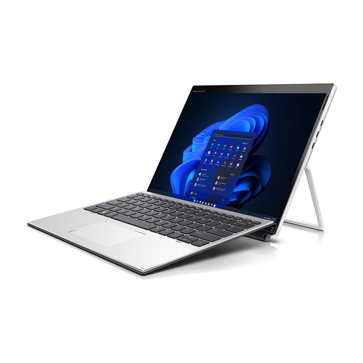 Srebrny laptop z wysuniętą podstawką, otwarty ekran pokazuje Windows 11.