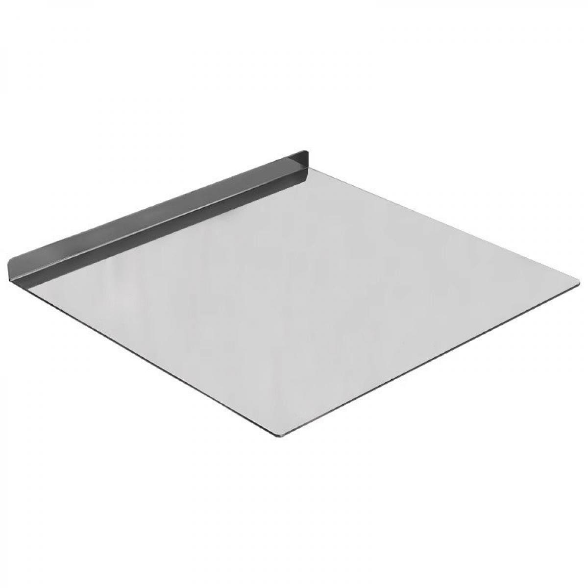 Eine glänzende, rechteckige Metallbackplatte mit einer erhöhten Kante.