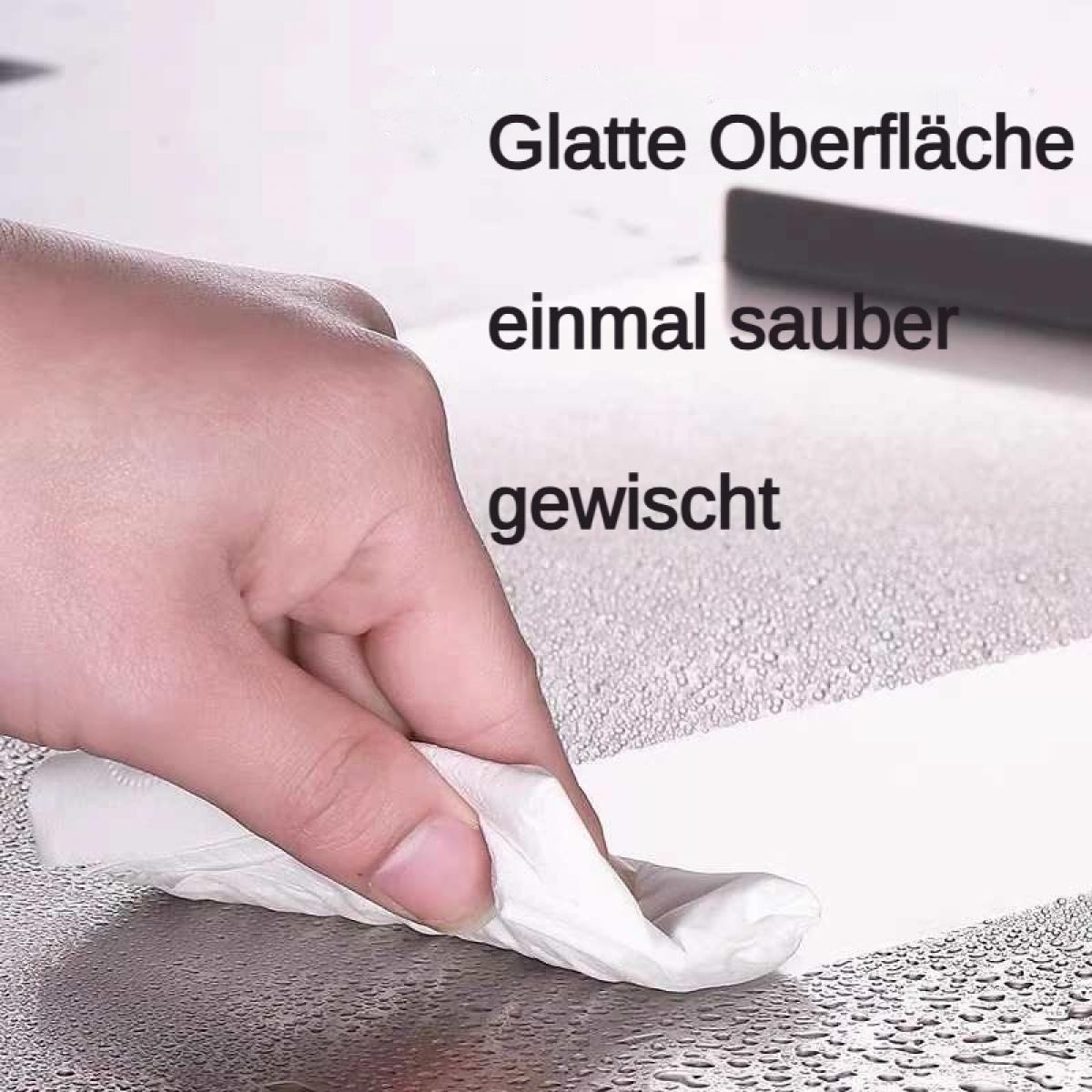 Eine Hand wischt mit einem weißen Tuch über eine glatte, nasse Oberfläche.