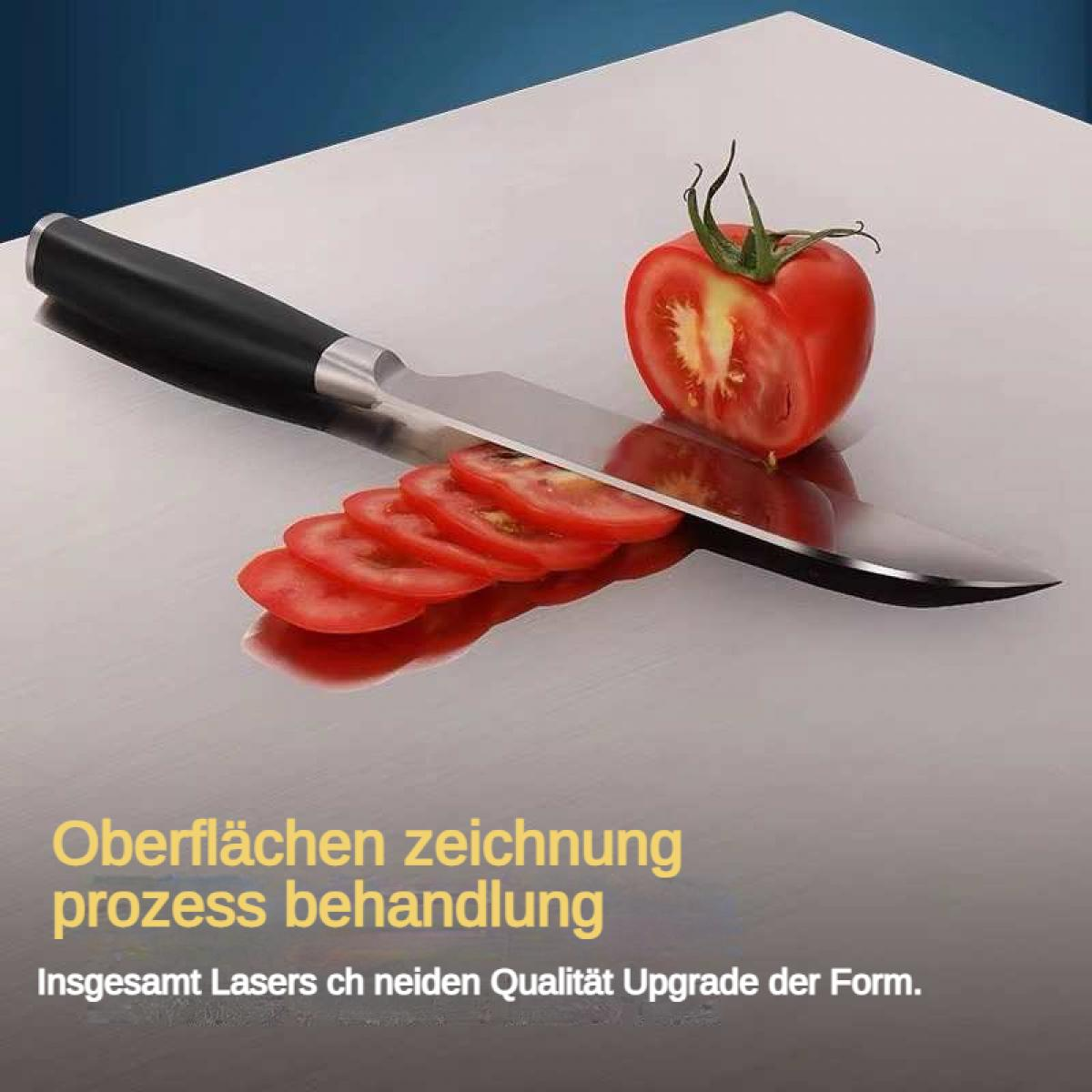 Ein Messer schneidet eine Tomate in Scheiben auf einer glatten Oberfläche.